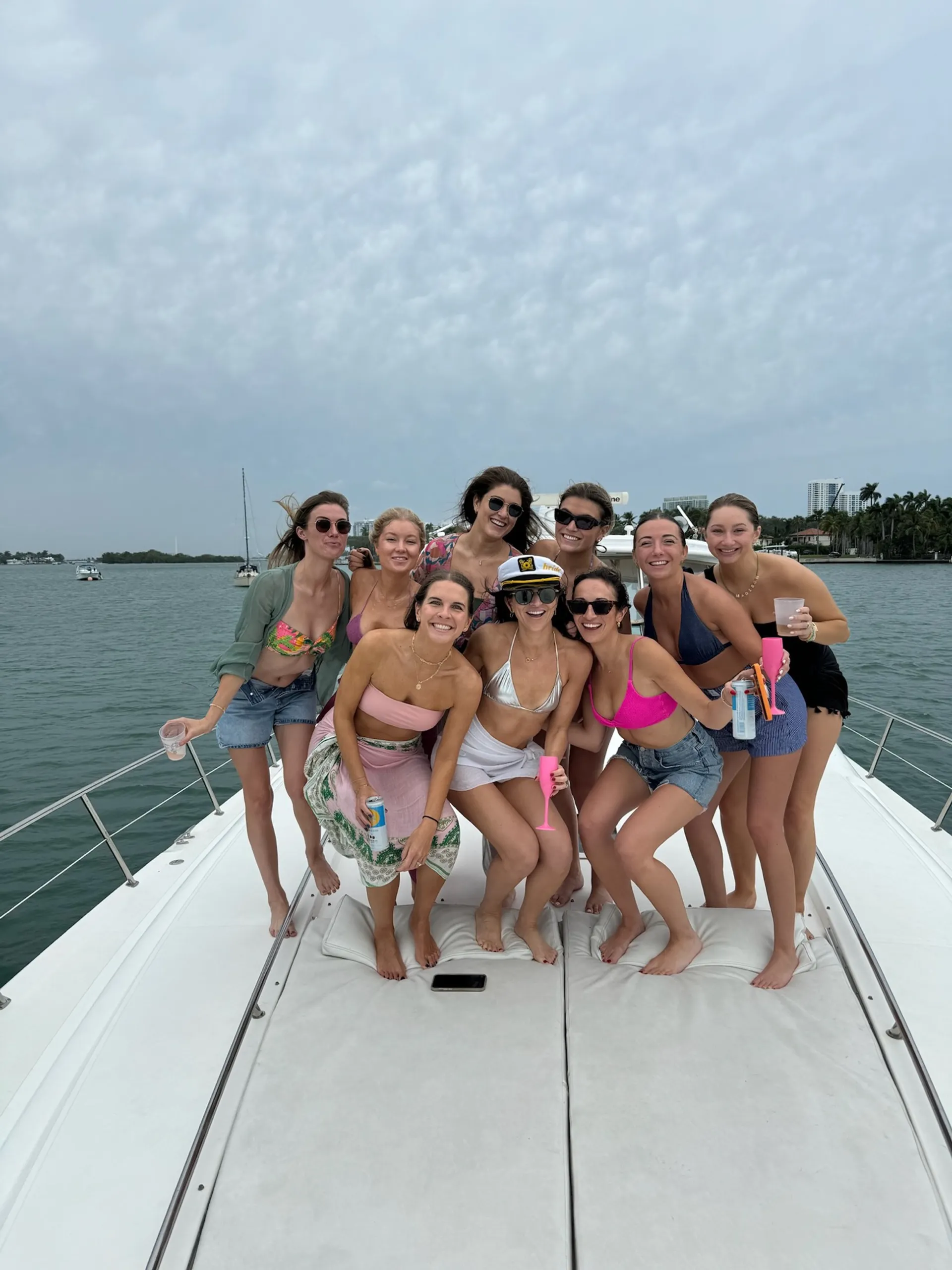 60' LUXURIOUS SEA RAY WITH 1 FREE HOUR MONDAY-THURSDAY