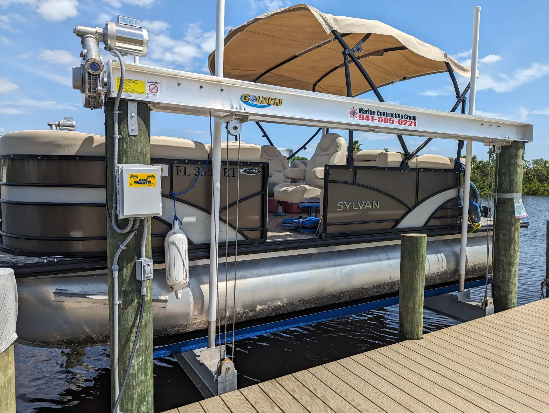 LUXURY 24ft Tri-toon (3) Pontoon Boat rental. Captain available