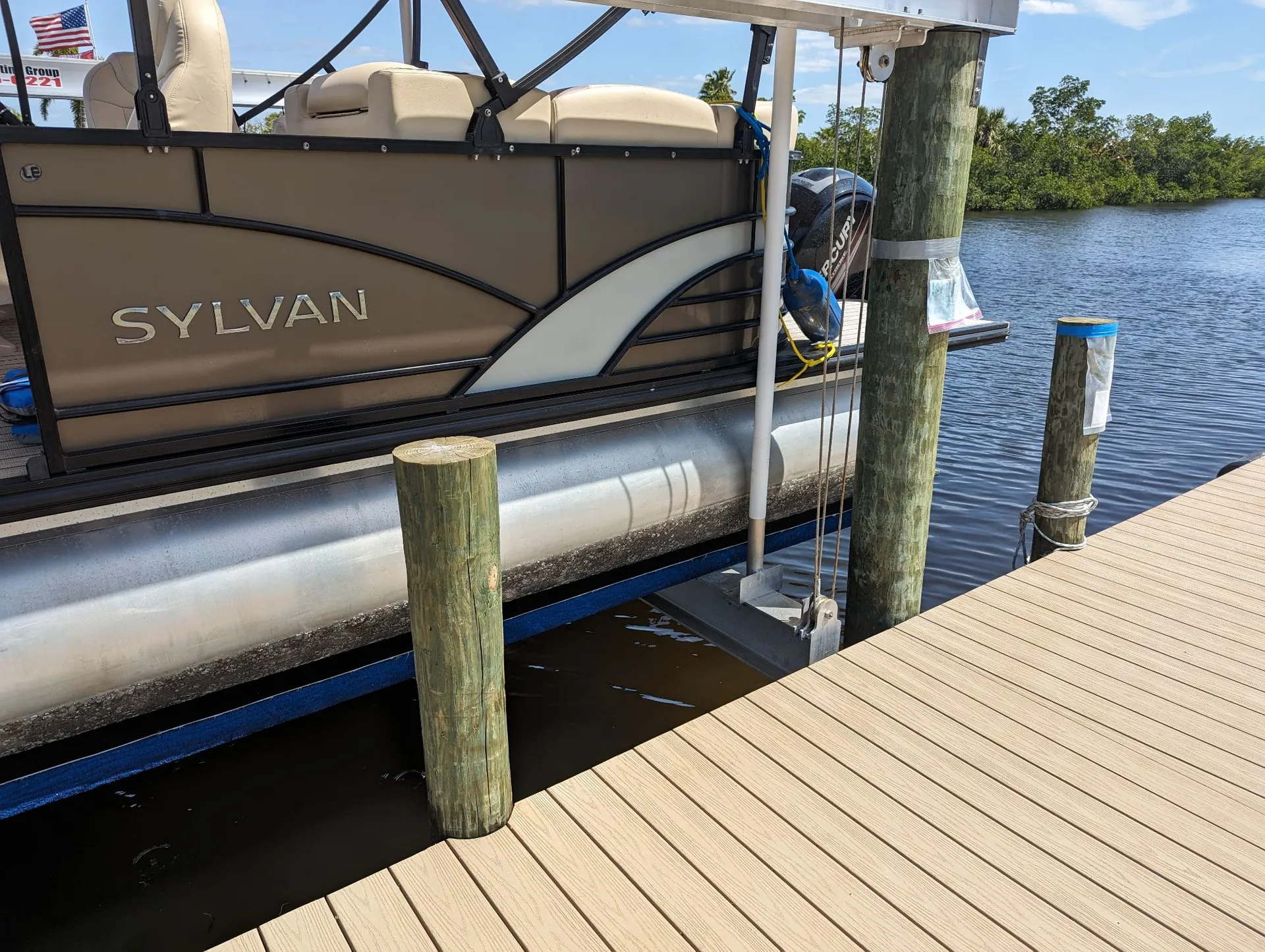 LUXURY 24ft Tri-toon (3) Pontoon Boat rental. Captain available