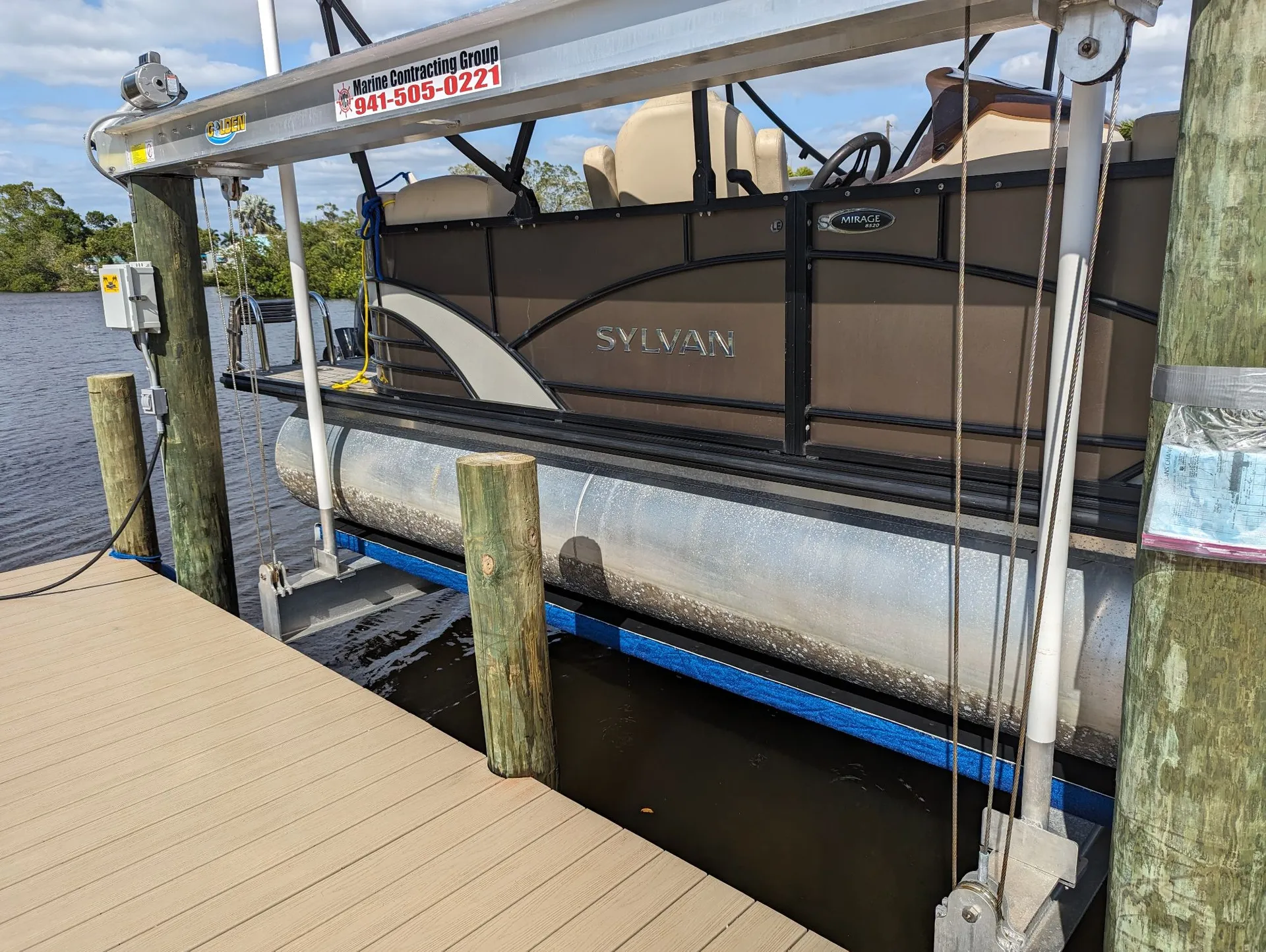 LUXURY 24ft Tri-toon (3) Pontoon Boat rental. Captain available