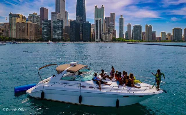 Rent a Sea Ray Boats motor yacht in Chicago, IL near me