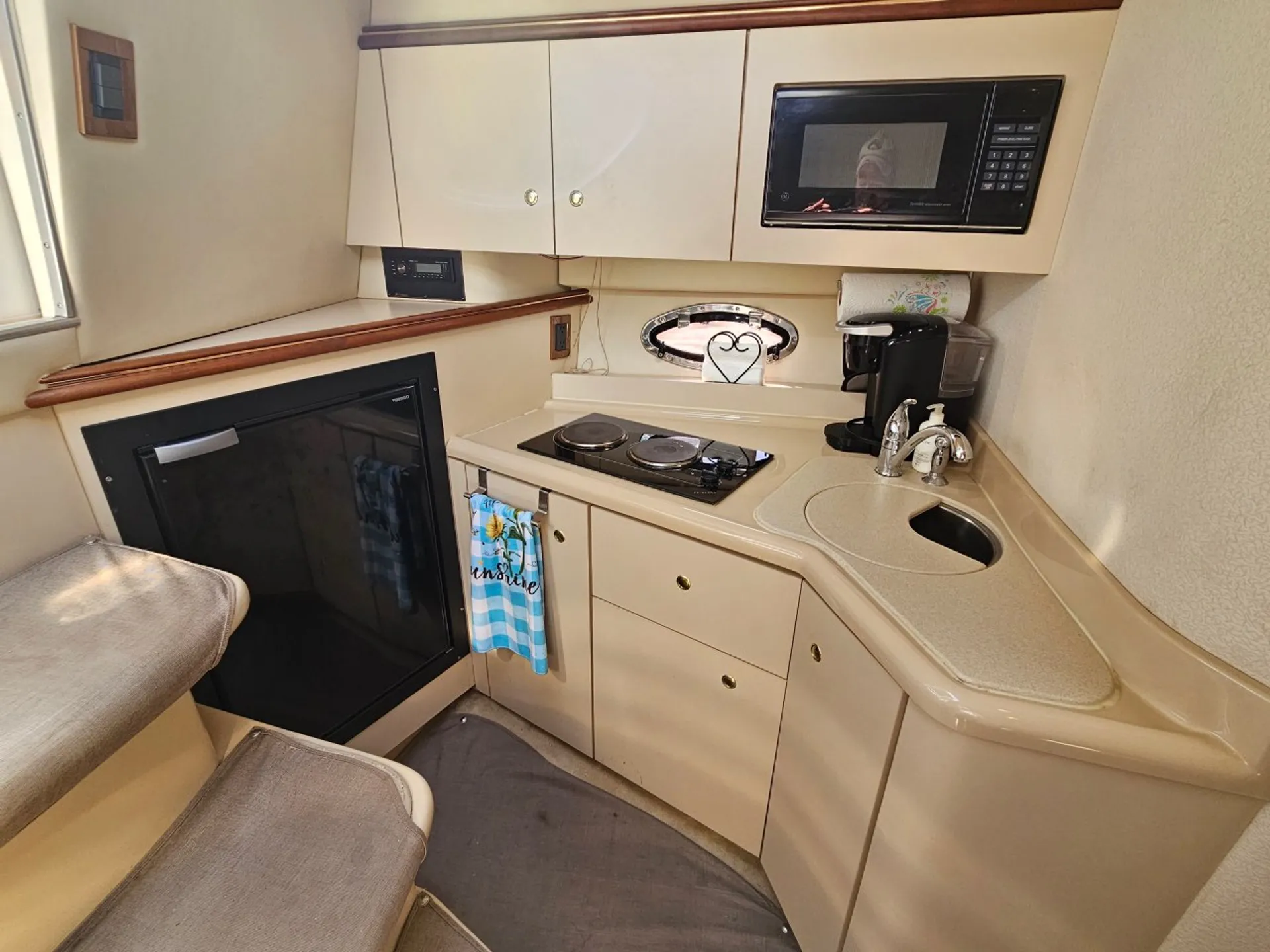 Enjoy Chicago on 33ft Cruisers Esprit Motor Yacht Charter  