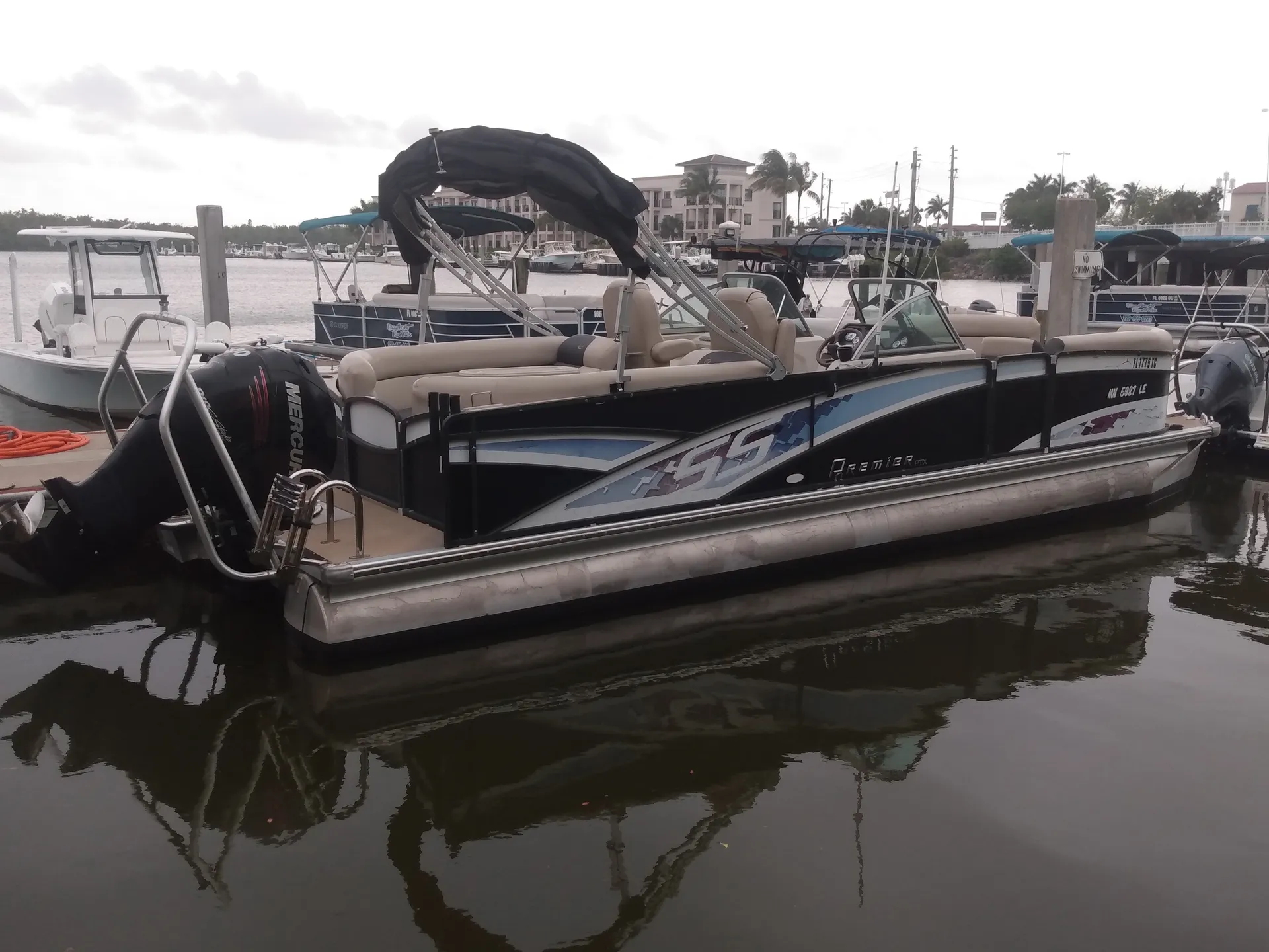 Deluxe 27' Tritoon w/ 300 HP Outboard in the heart of Naples