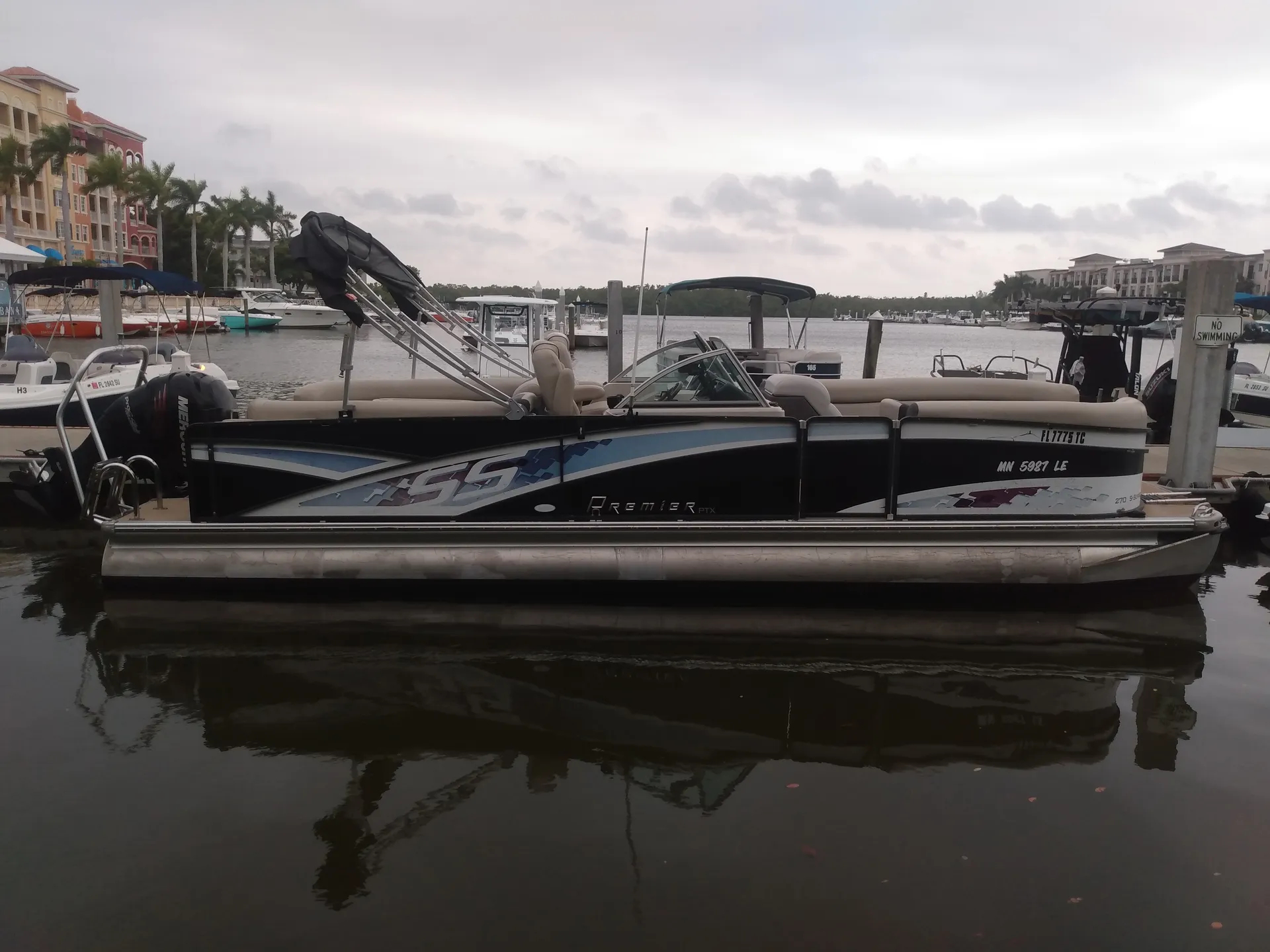 Deluxe 27' Tritoon w/ 300 HP Outboard in the heart of Naples