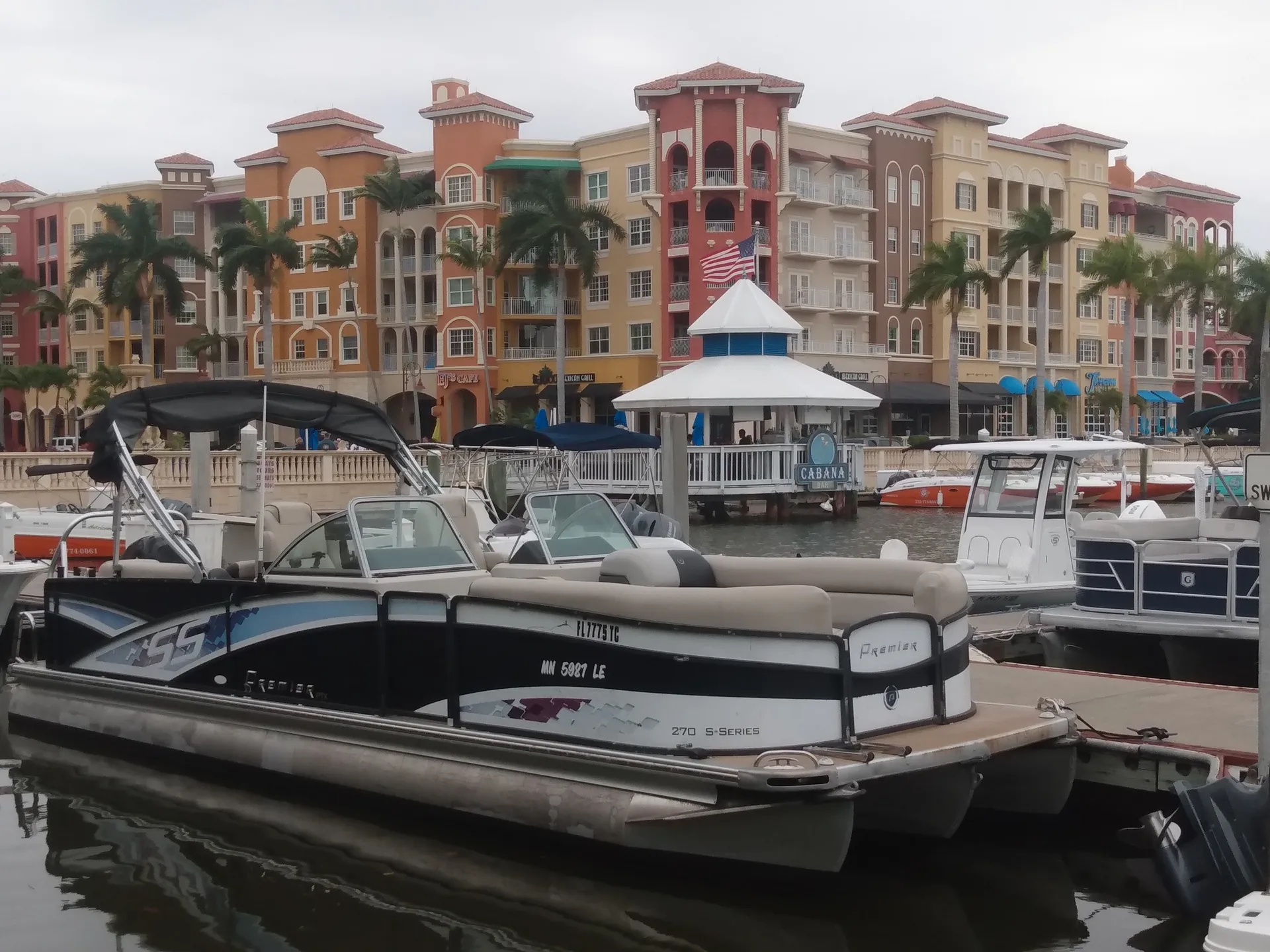 Deluxe 27' Tritoon w/ 300 HP Outboard in the heart of Naples