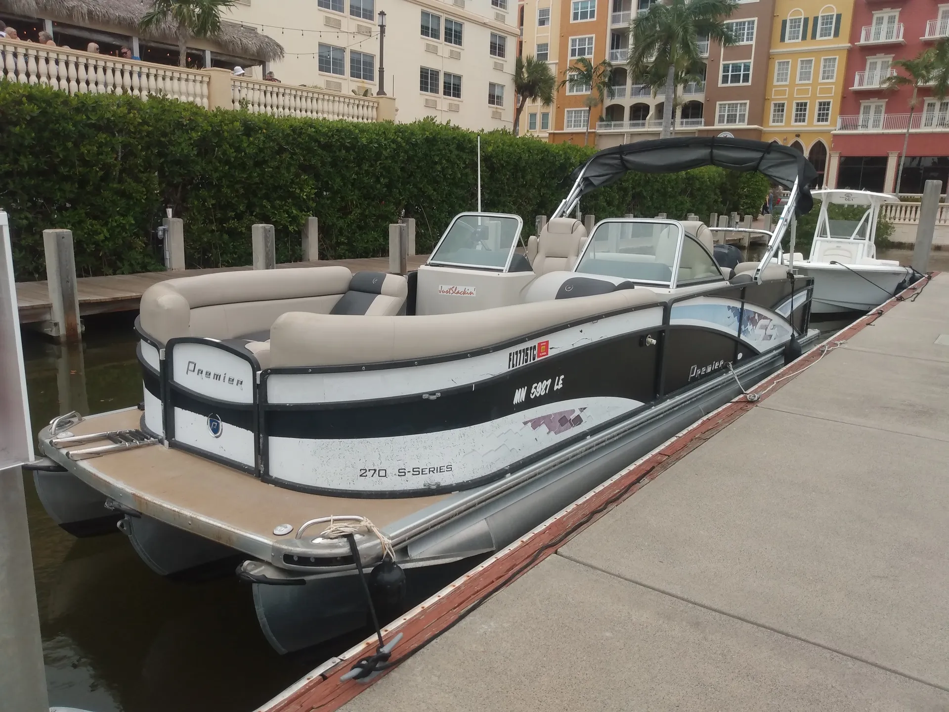 Deluxe 27' Tritoon w/ 300 HP Outboard in the heart of Naples