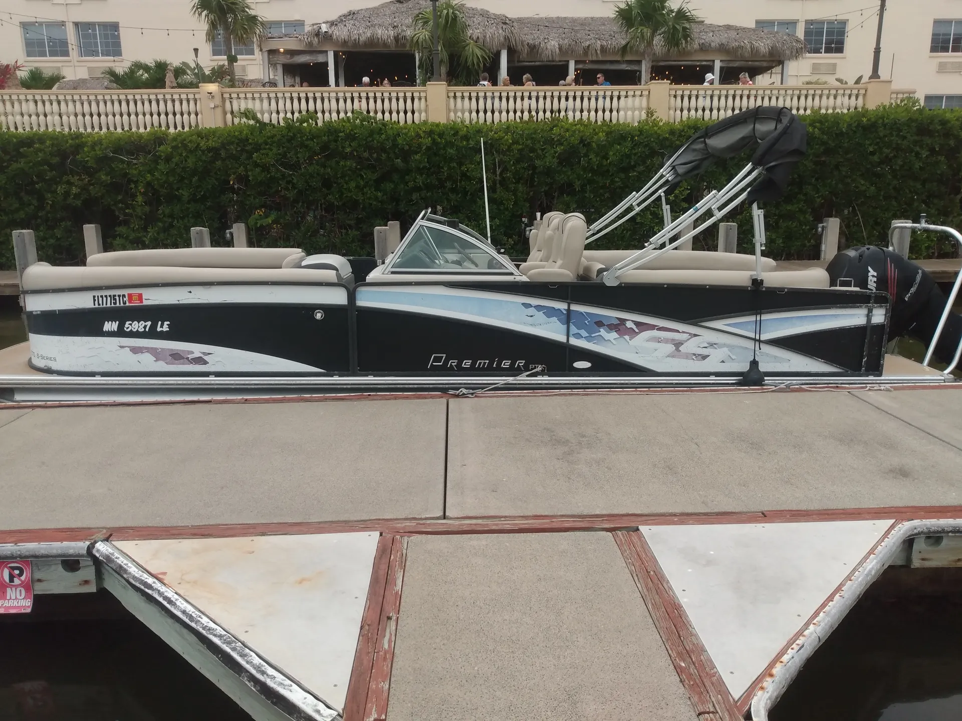 Deluxe 27' Tritoon w/ 300 HP Outboard in the heart of Naples