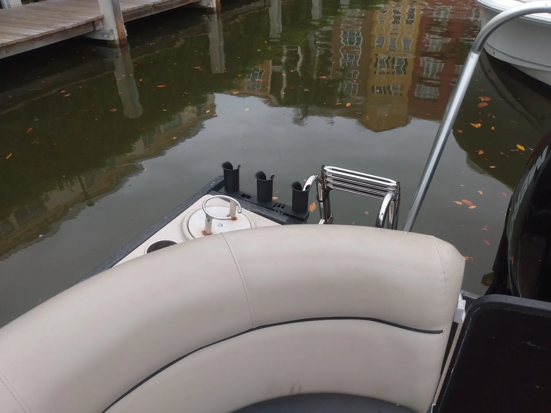 Deluxe 27' Tritoon w/ 300 HP Outboard in the heart of Naples