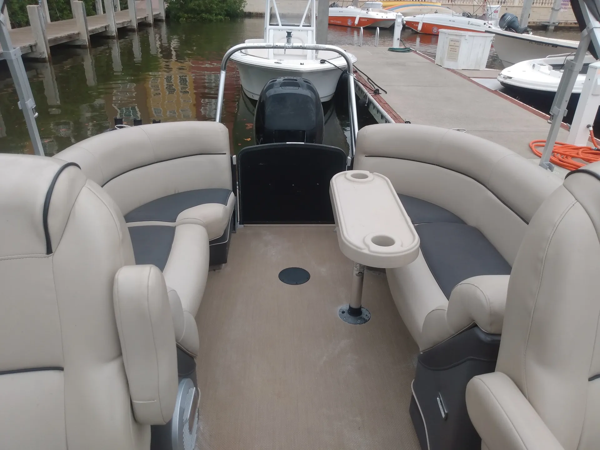 Deluxe 27' Tritoon w/ 300 HP Outboard in the heart of Naples