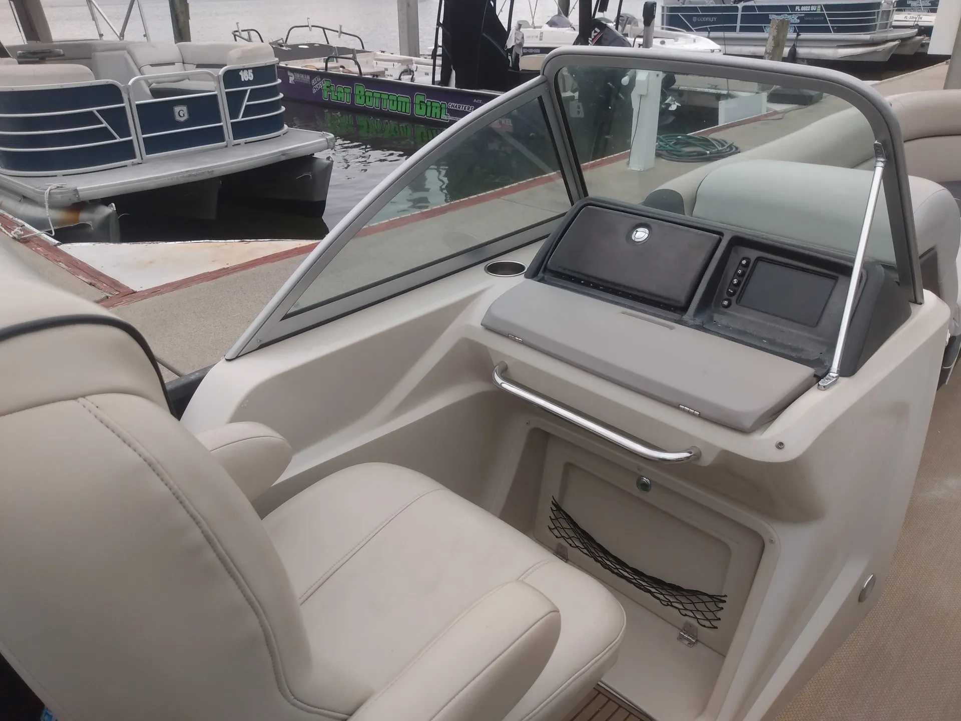 Deluxe 27' Tritoon w/ 300 HP Outboard in the heart of Naples