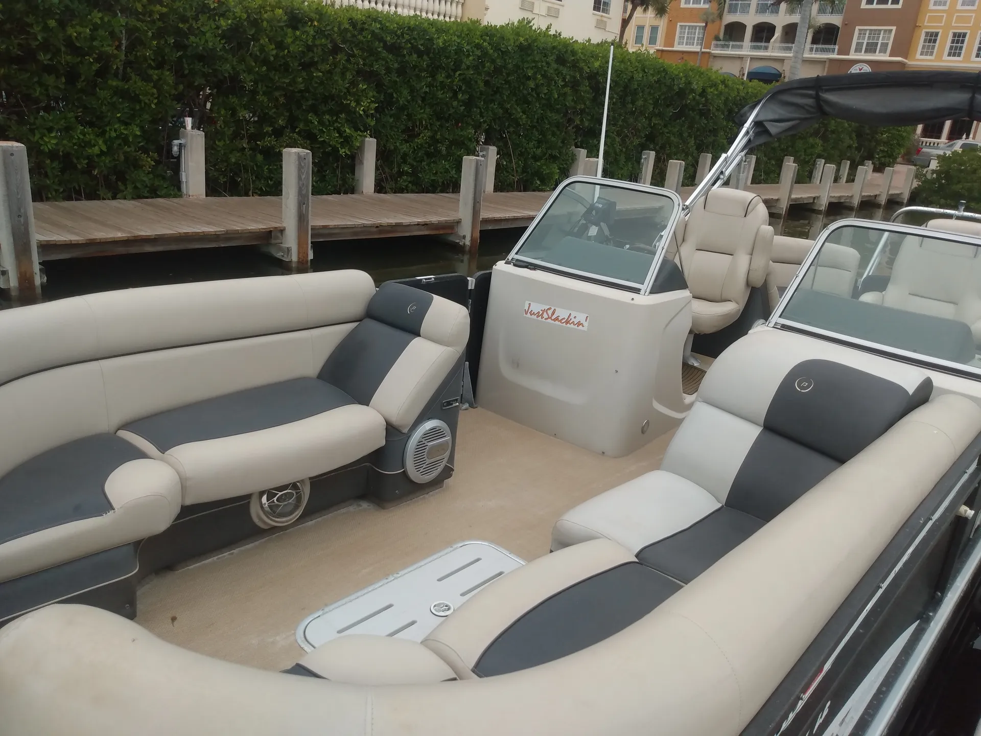 Deluxe 27' Tritoon w/ 300 HP Outboard in the heart of Naples