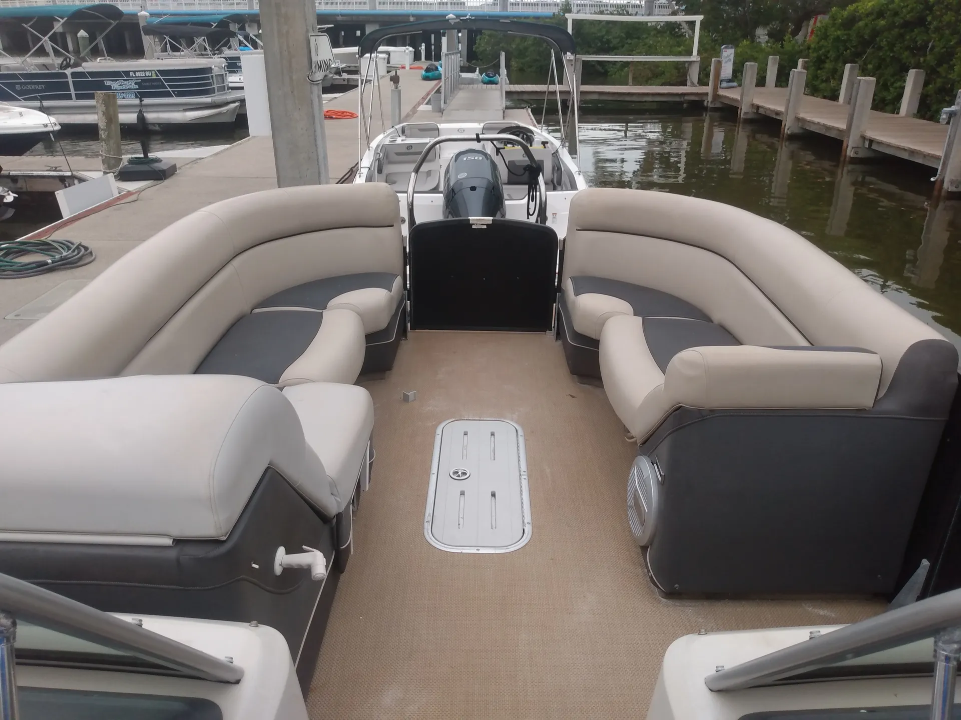 Deluxe 27' Tritoon w/ 300 HP Outboard in the heart of Naples