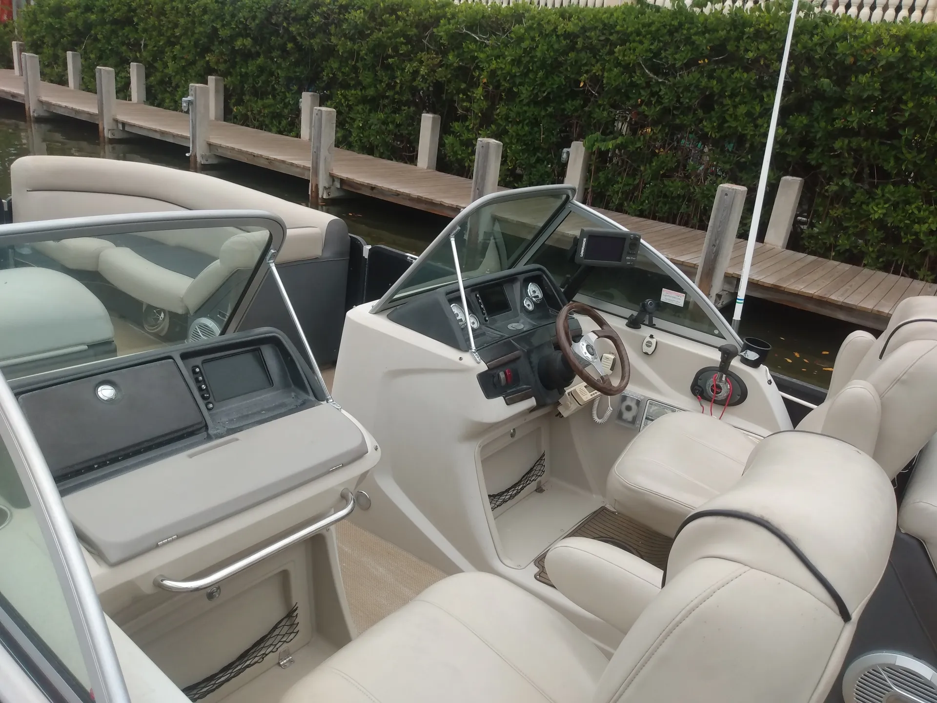 Deluxe 27' Tritoon w/ 300 HP Outboard in the heart of Naples