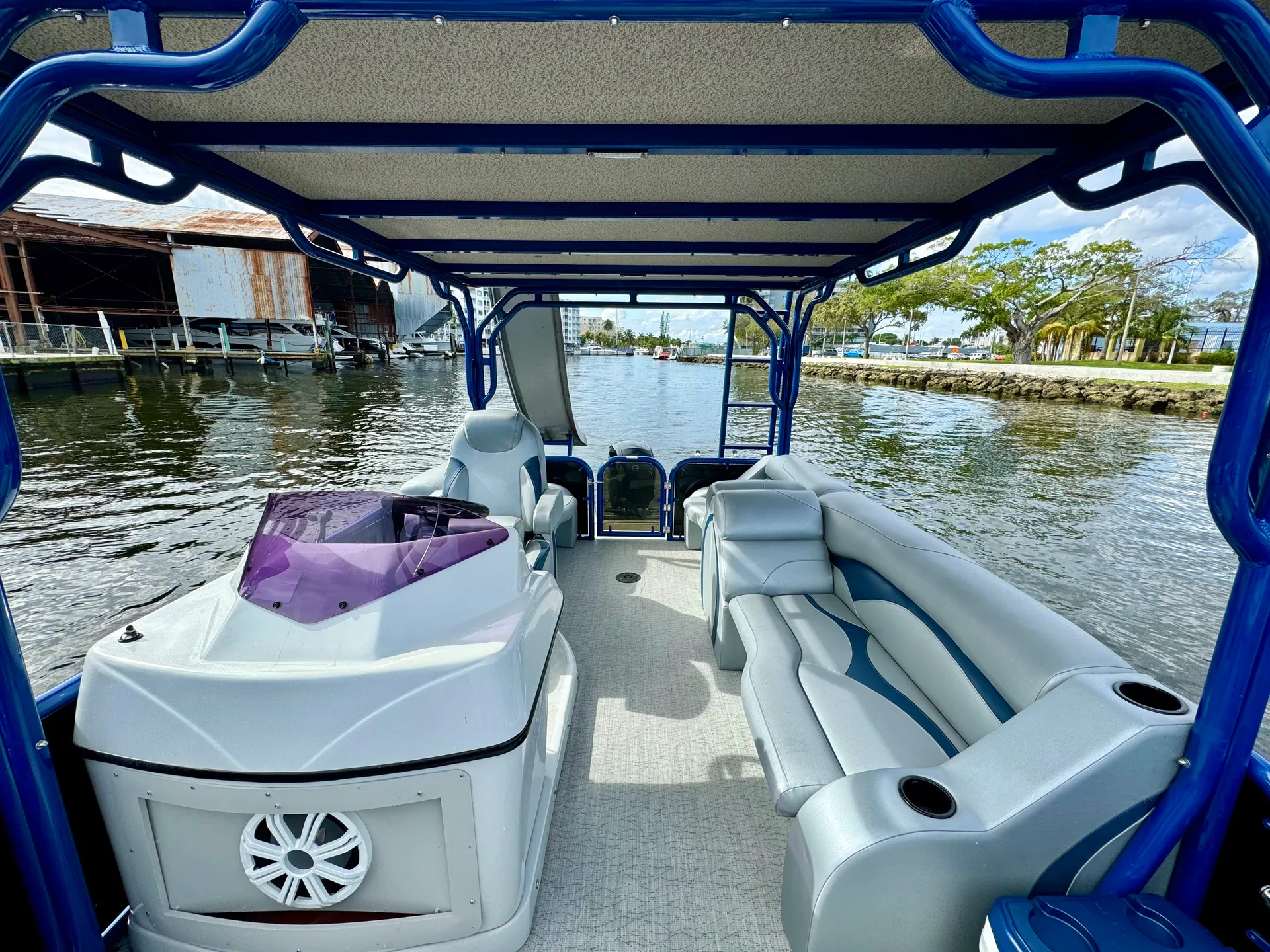 Avalon Pontoons Aloha Tropical Sundeck 260 in Stamford, CT — photo 3