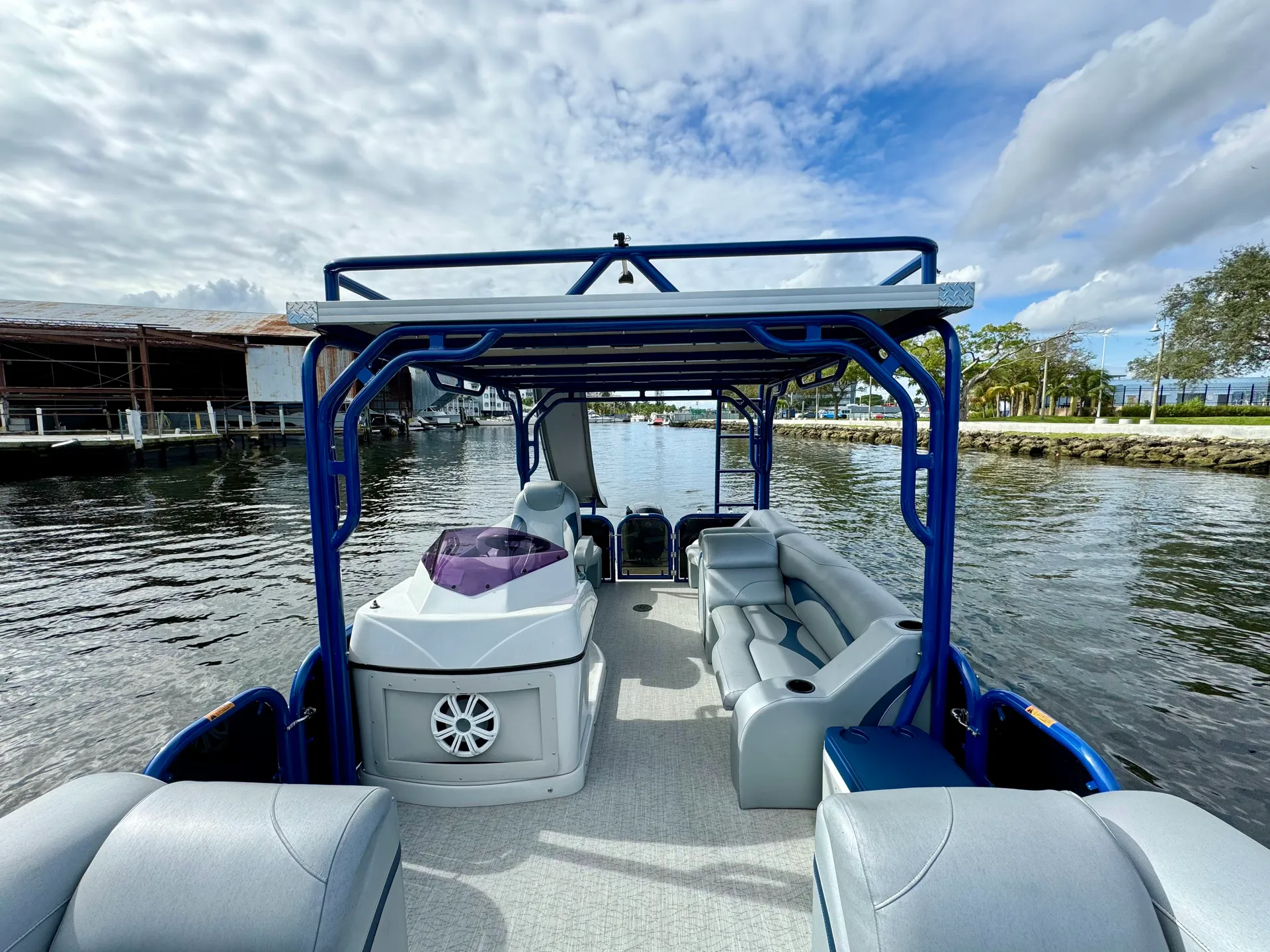 Avalon Pontoons Aloha Tropical Sundeck 260 in Stamford, CT — photo 7