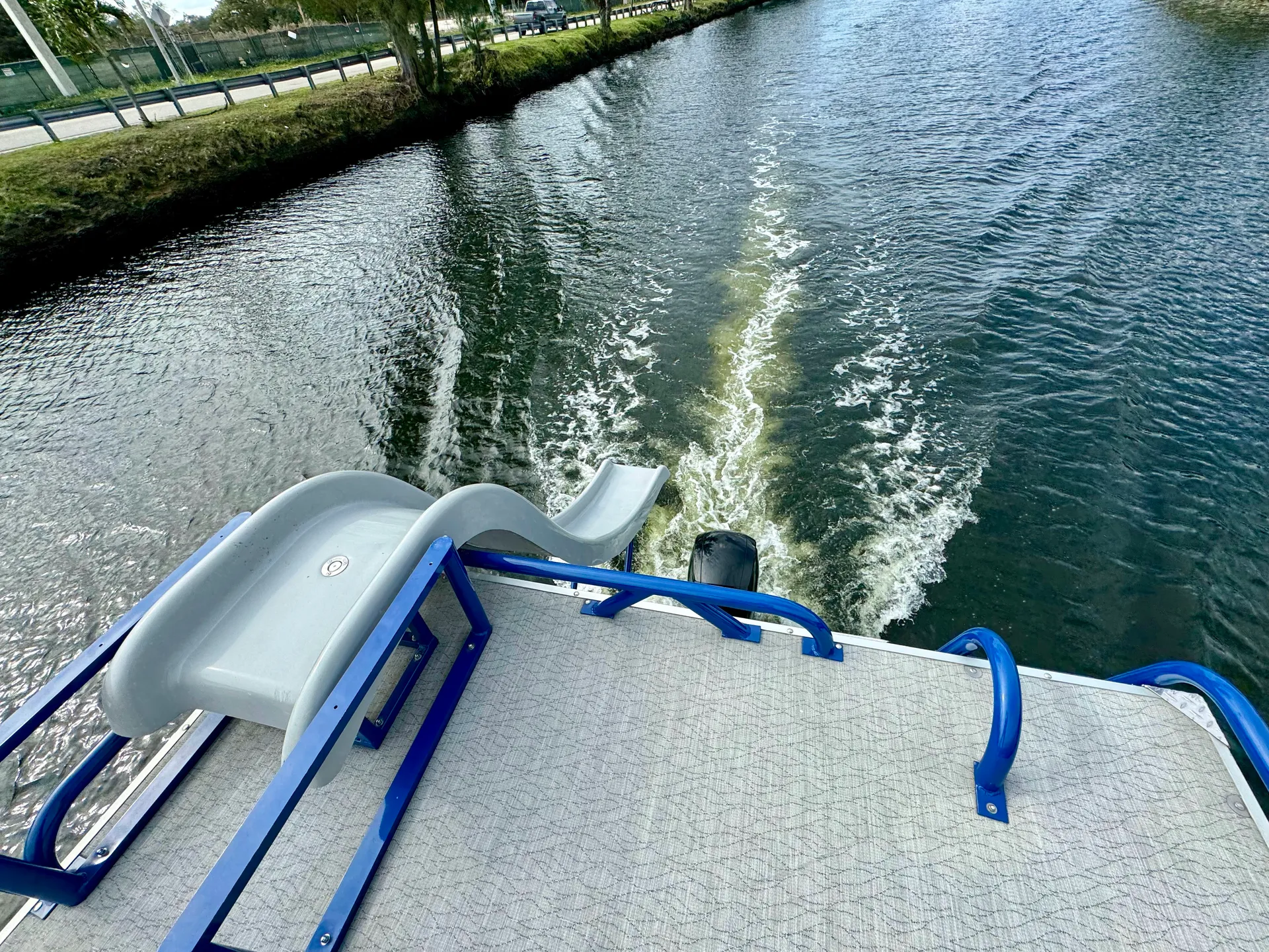 Avalon Pontoons Aloha Tropical Sundeck 260 in Stamford, CT — photo 4