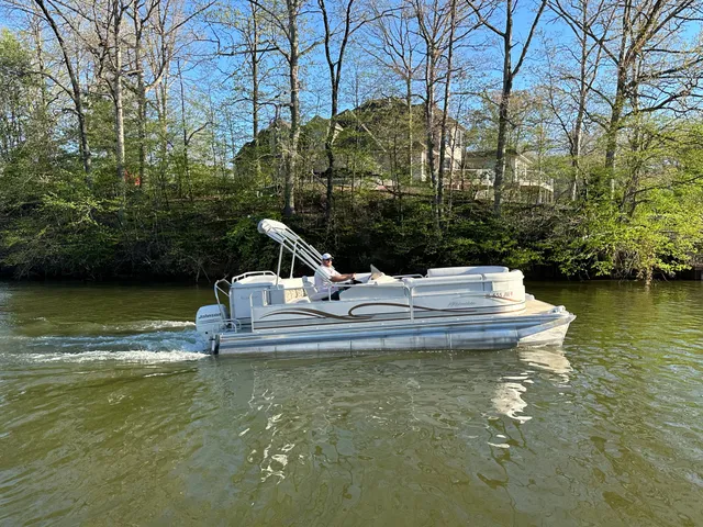Rent a Manitou Pontoon pontoon in Watson, IL near me