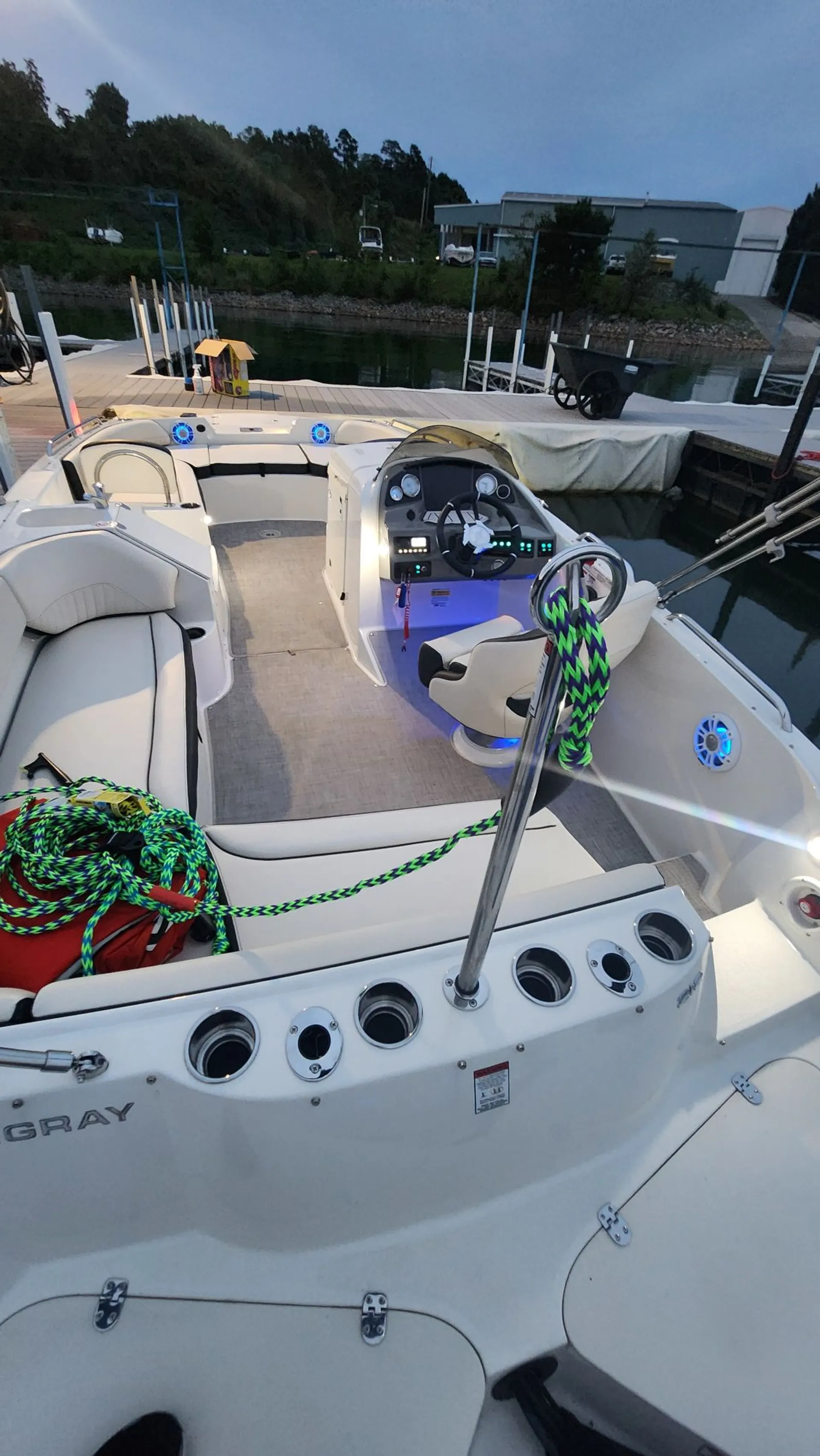 Stingray Ski/Fishing 12person Deckboat for Lake Lanier