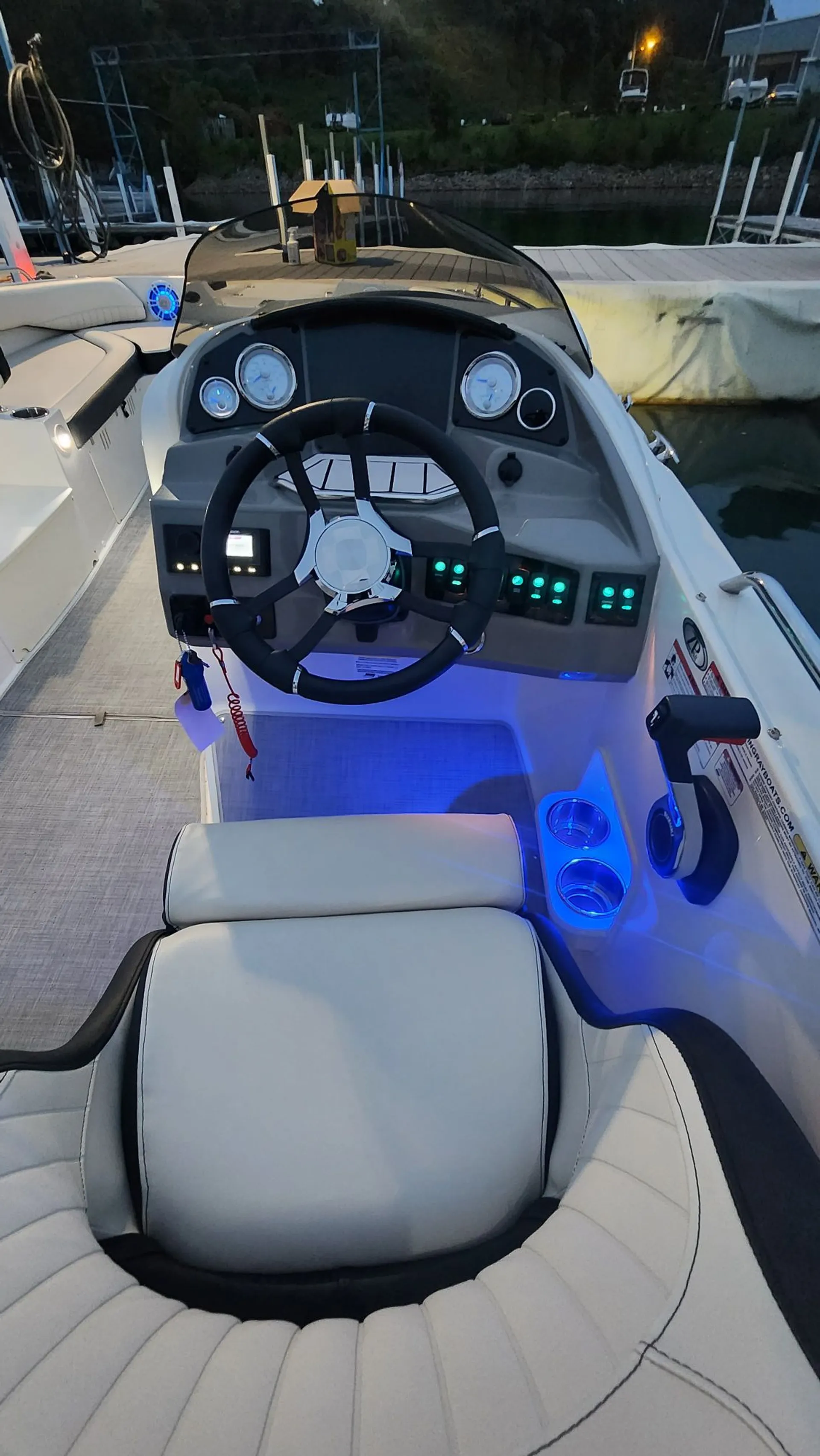 Stingray Ski/Fishing 12person Deckboat for Lake Lanier