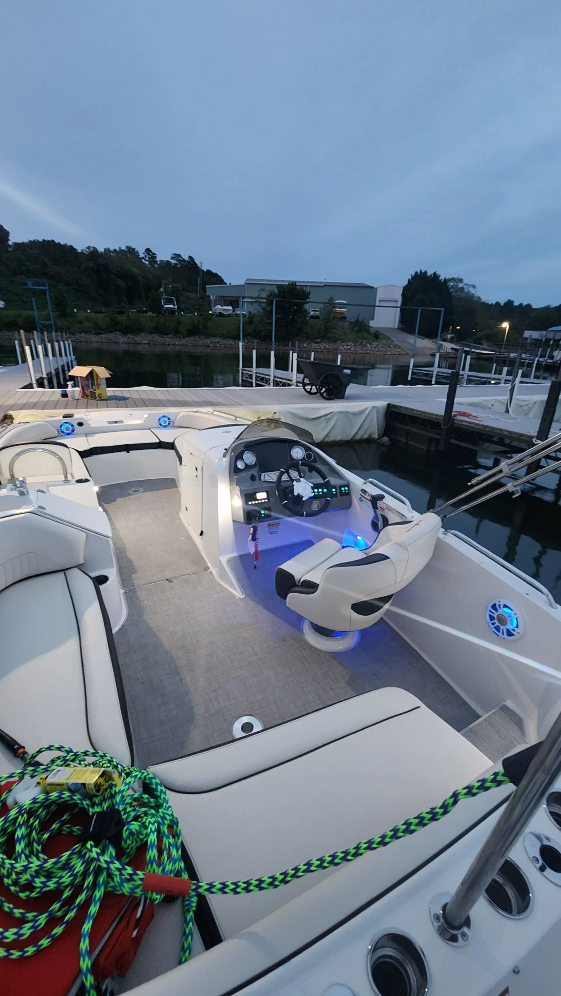 Stingray Ski/Fishing 12person Deckboat for Lake Lanier