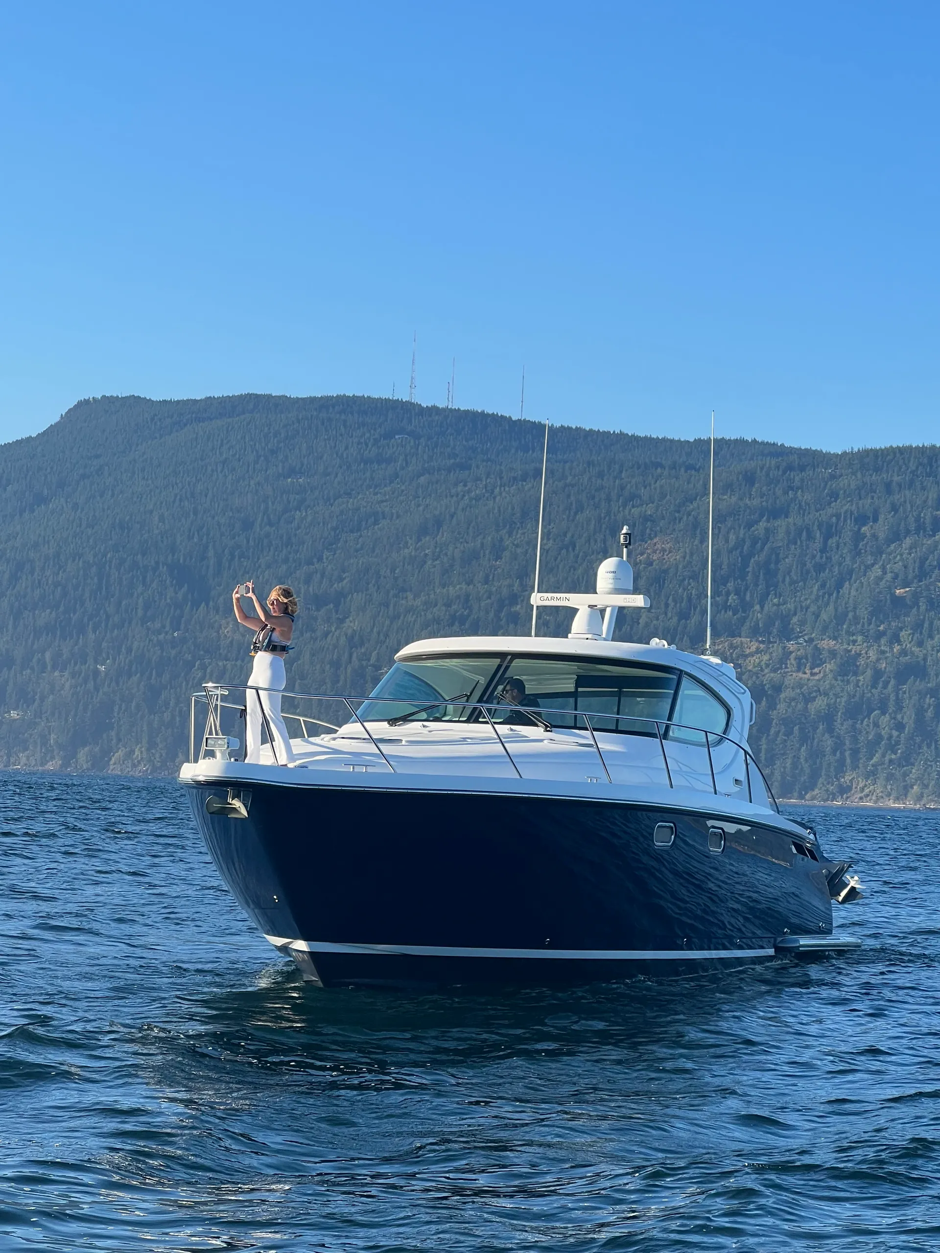 Explore the waters Lake Washington aboard the luxurious 47' Tiara 