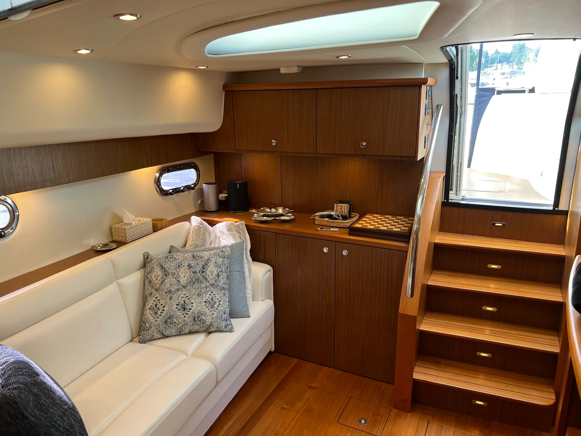 Explore the waters Lake Washington aboard the luxurious 47' Tiara 