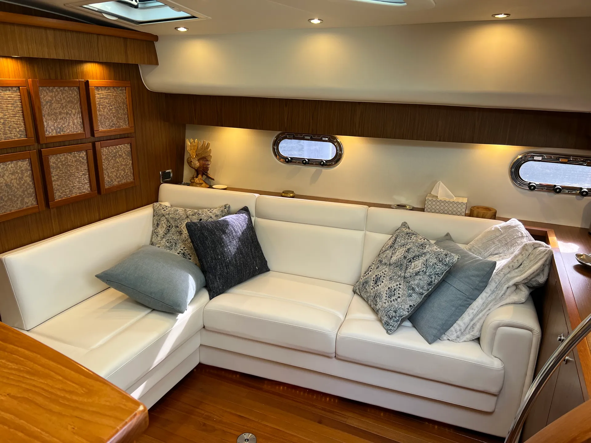 Explore the waters Lake Washington aboard the luxurious 47' Tiara 