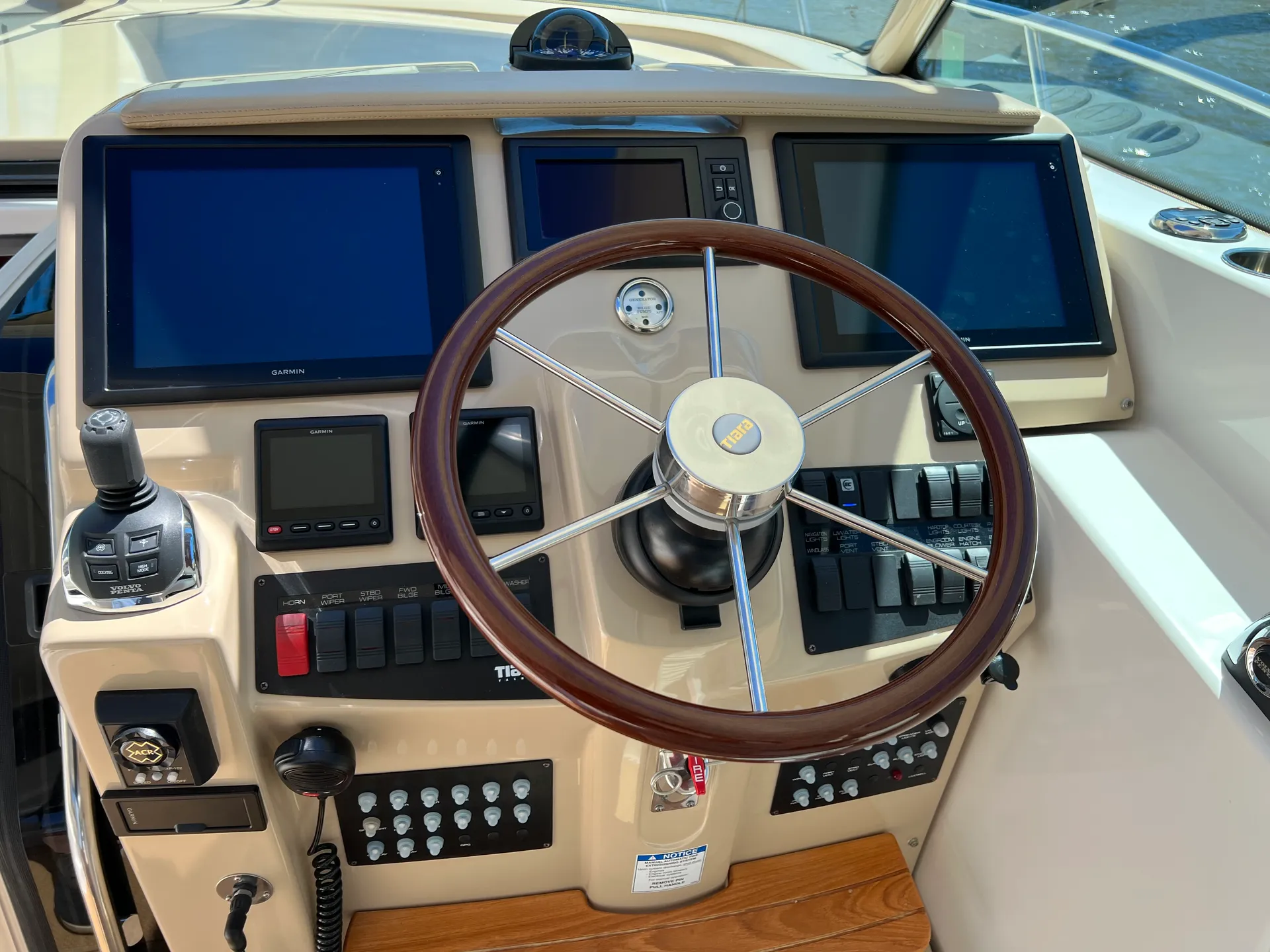 Explore the waters Lake Washington aboard the luxurious 47' Tiara 