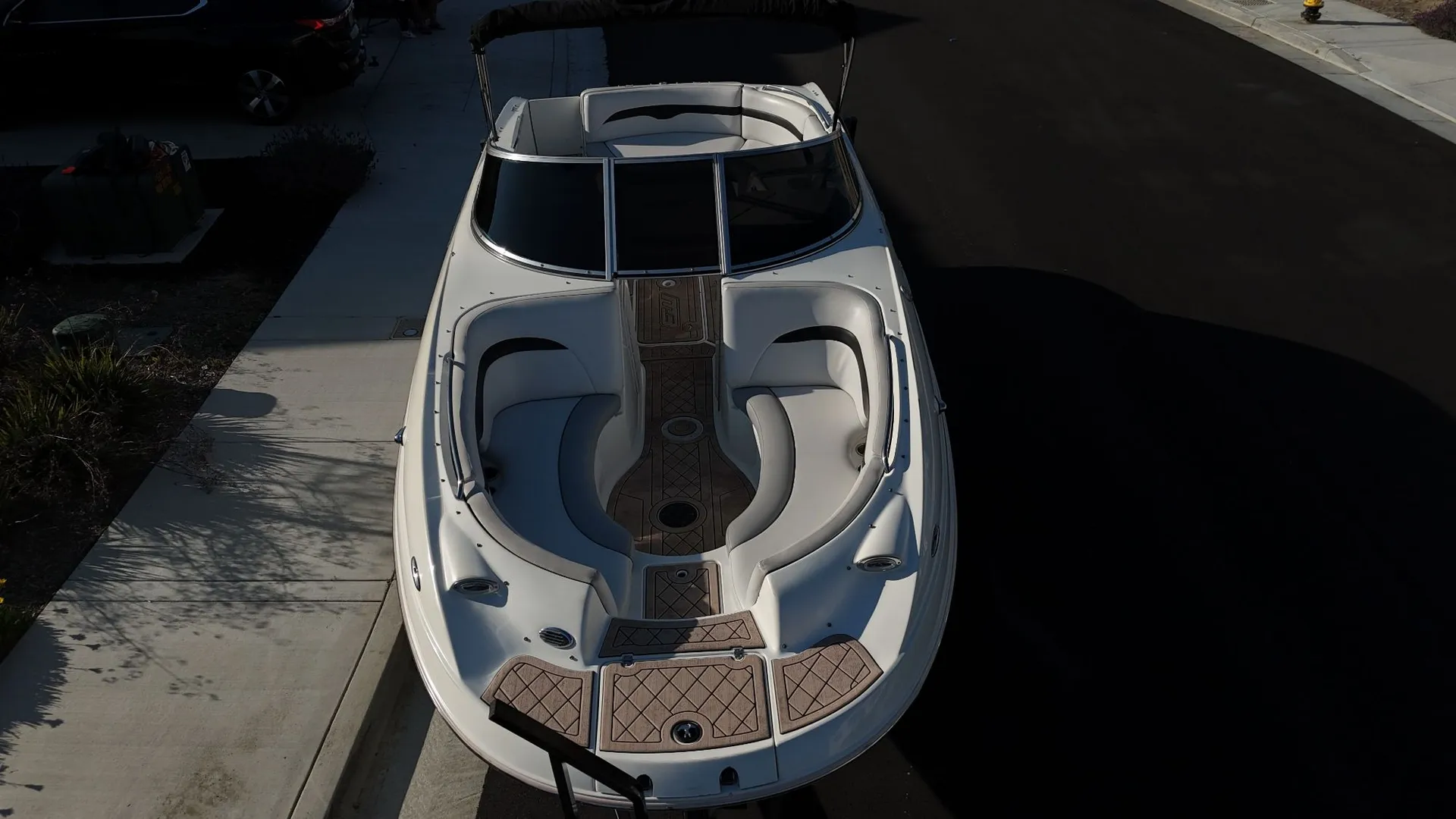 DECK BOAT 
