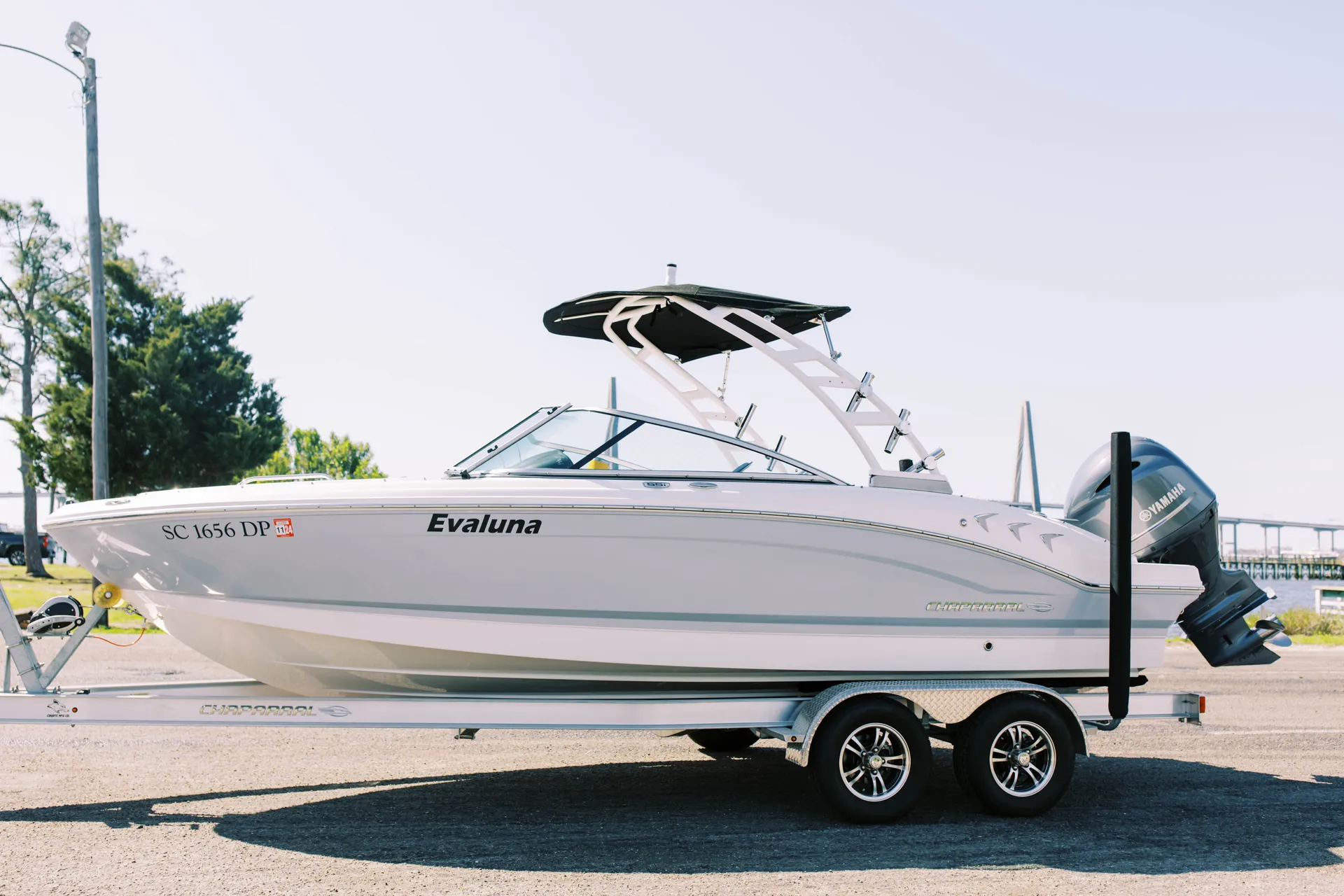 Beautiful Chaparral Boat for a perfect leisure day! 