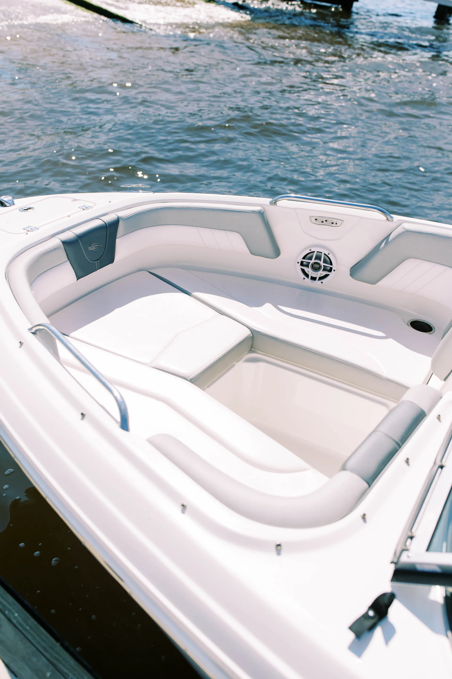 Beautiful Chaparral Boat for a perfect leisure day! 