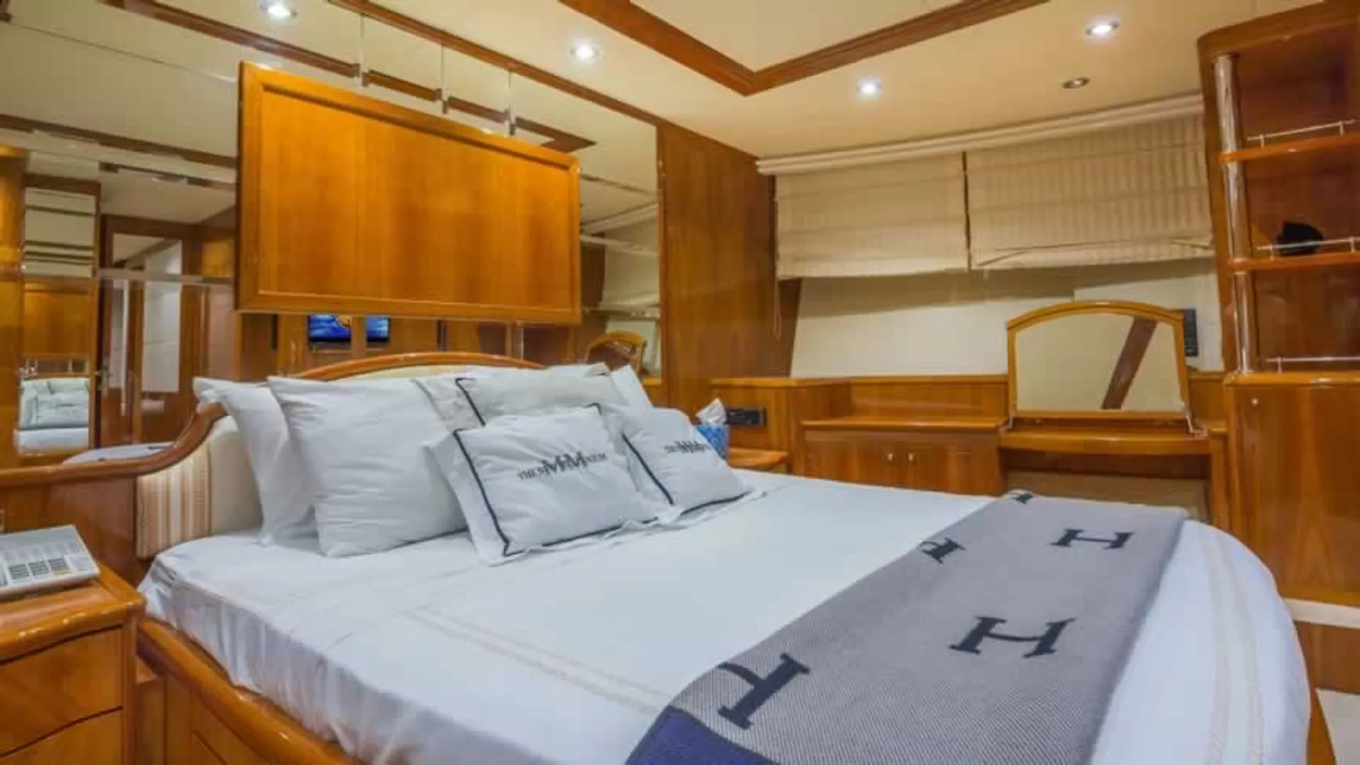 100' Yacht ➕ JACUZZI ⭐️ Best Experience In Miami