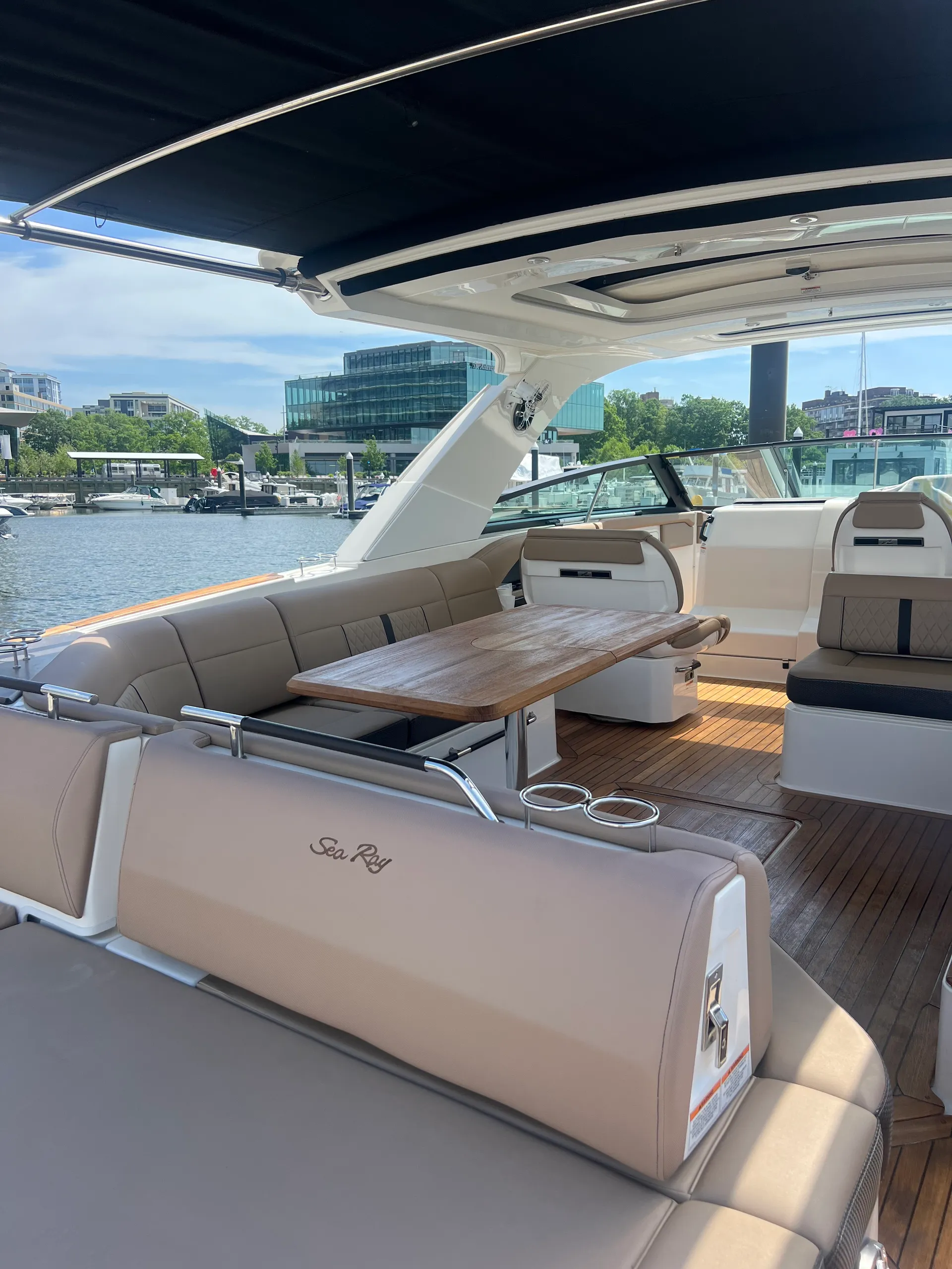 Want to entertain?... Welcome aboard "The Entertainer"! 40' Sea Ray