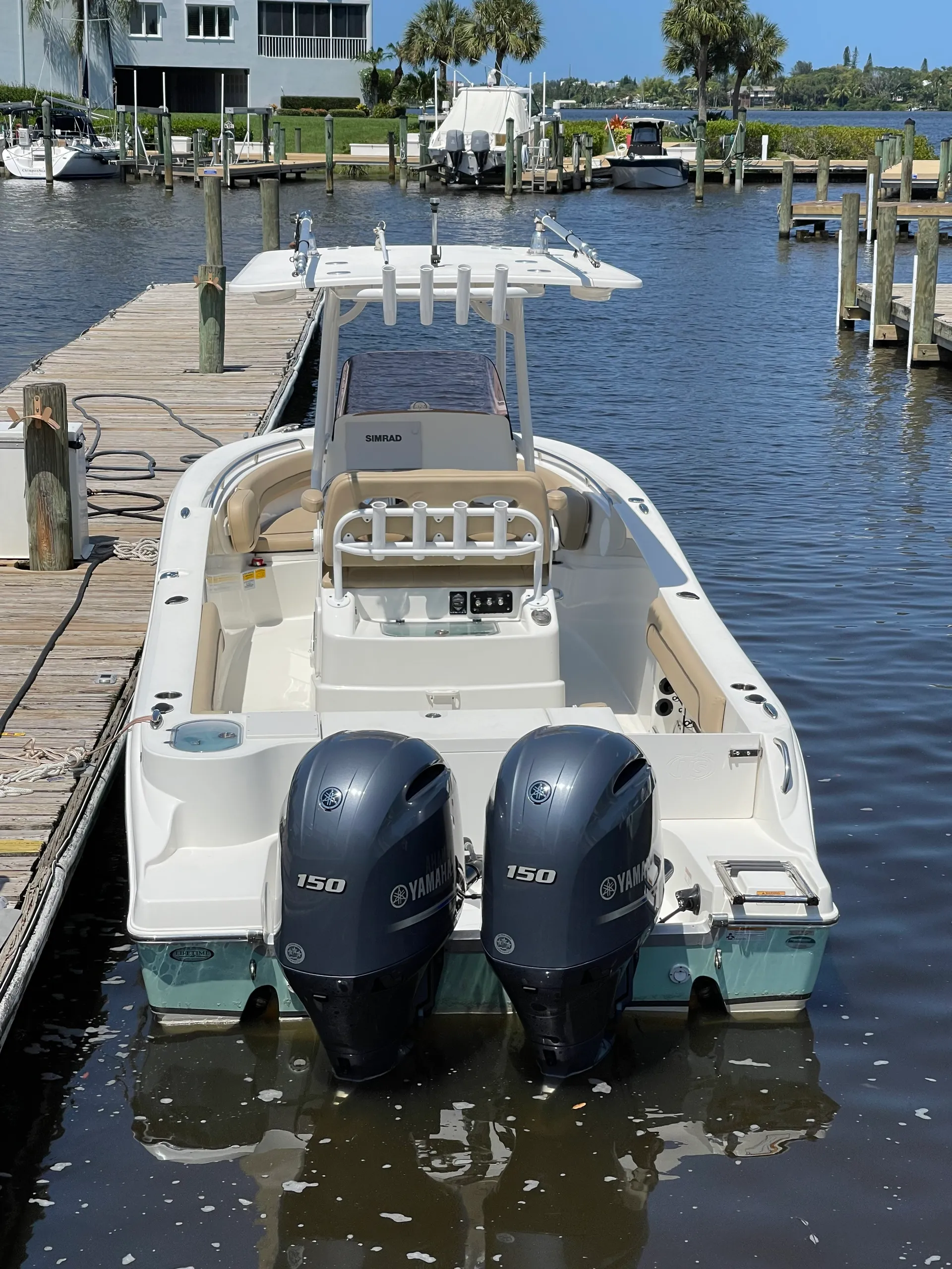 25' Twin Engine Center Console - Perfect for Sandbar or Fishing!