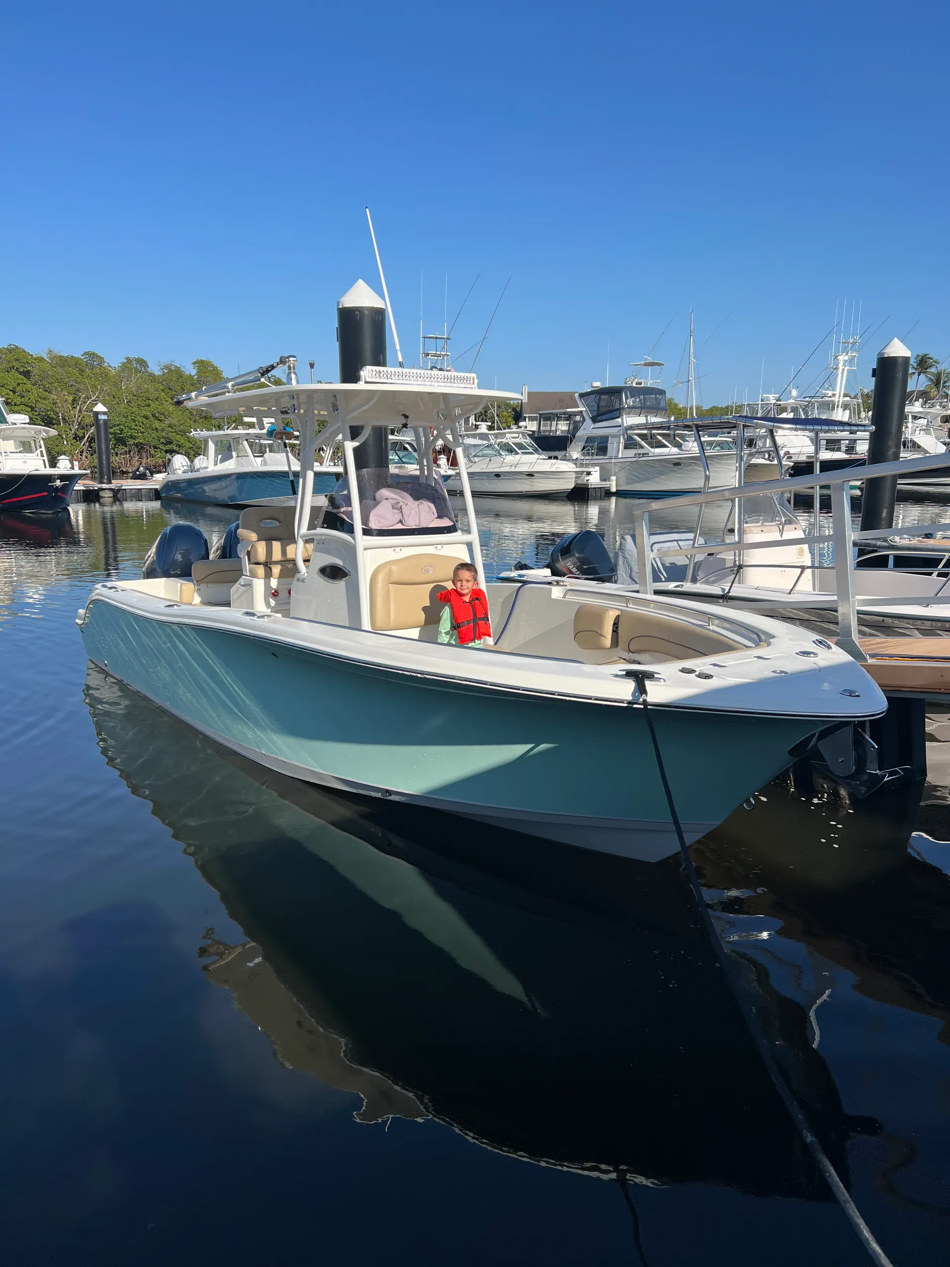 25' Twin Engine Center Console - Perfect for Sandbar or Fishing!
