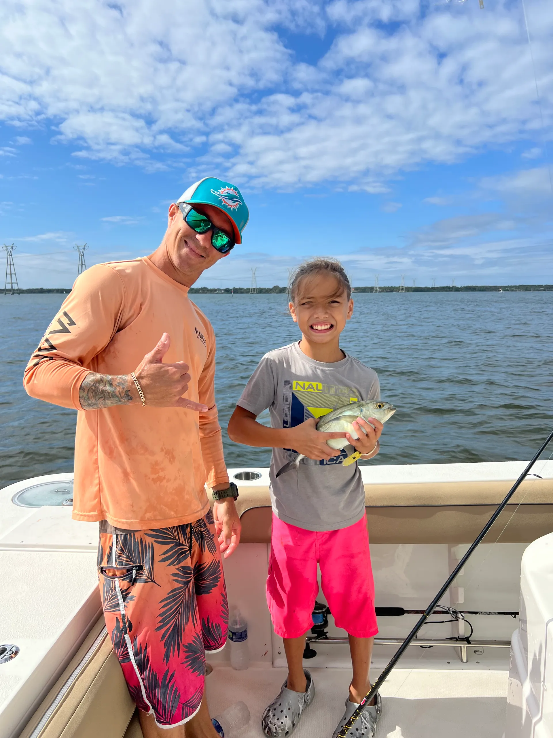 25' Twin Engine Center Console - Perfect for Sandbar or Fishing!