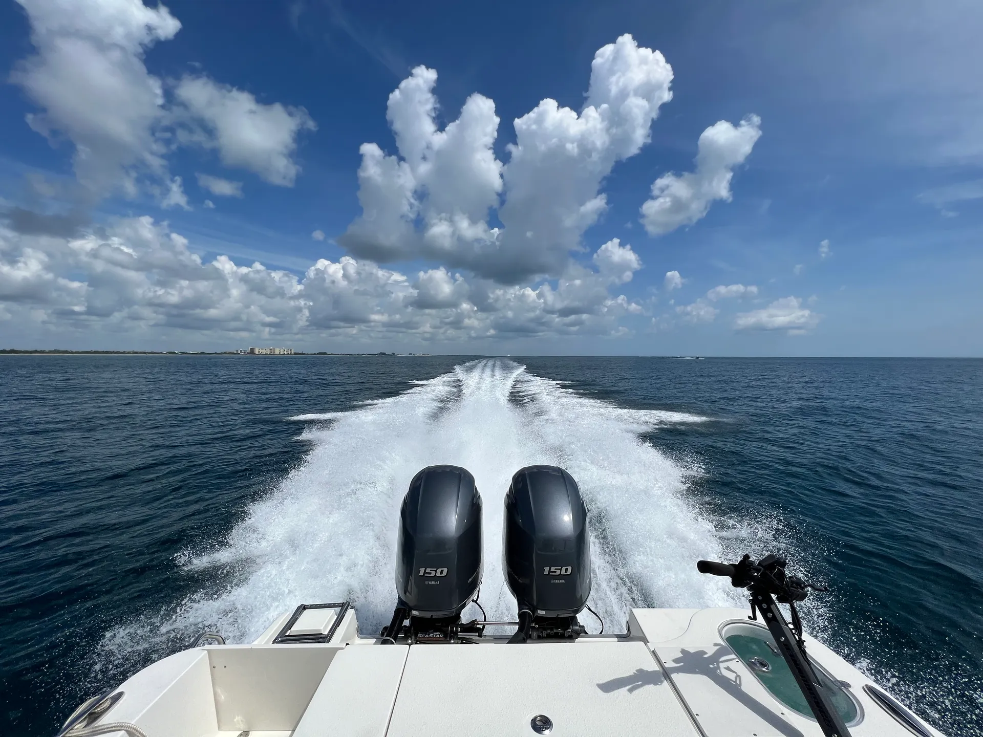 25' Twin Engine Center Console - Perfect for Sandbar or Fishing!