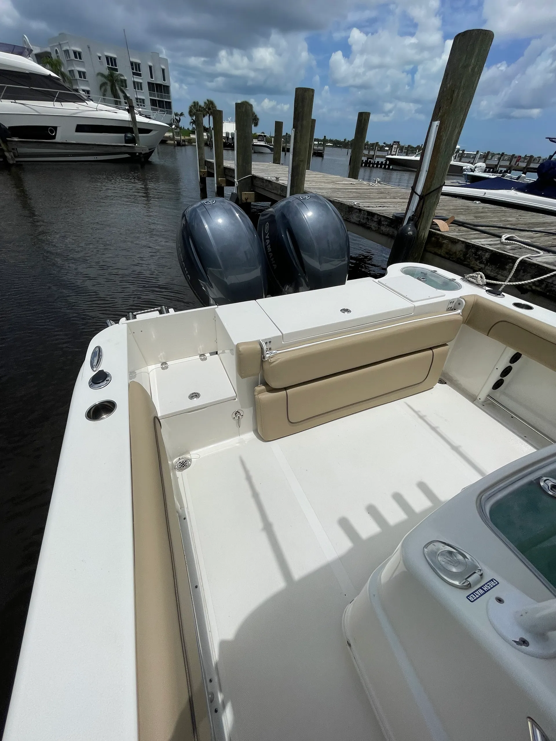 25' Twin Engine Center Console - Perfect for Sandbar or Fishing!