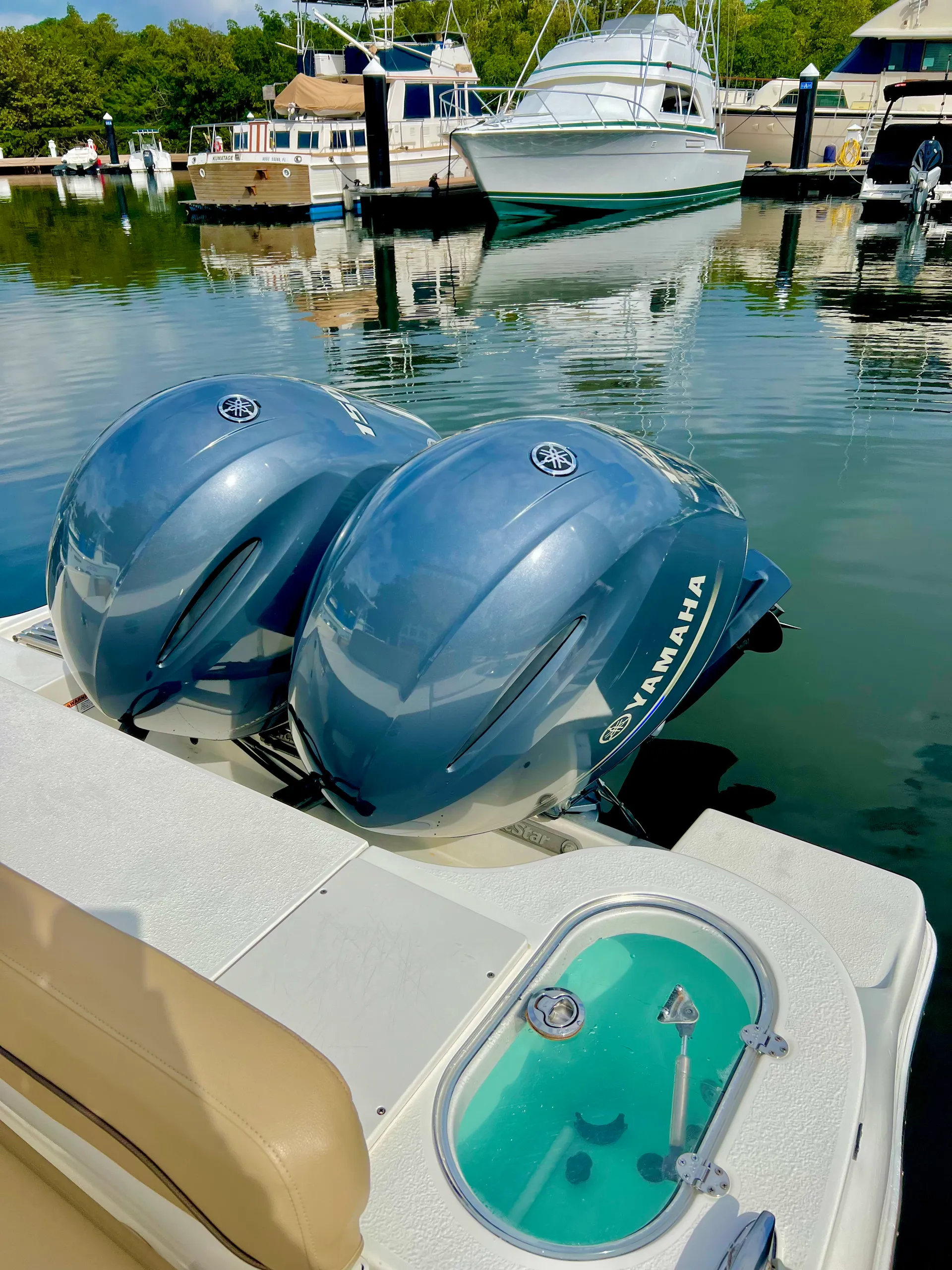 25' Twin Engine Center Console - Perfect for Sandbar or Fishing!