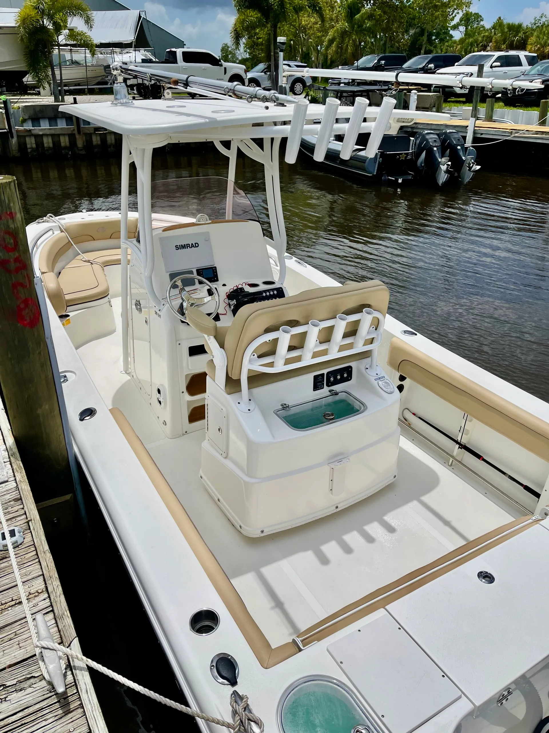 25' Twin Engine Center Console - Perfect for Sandbar or Fishing!