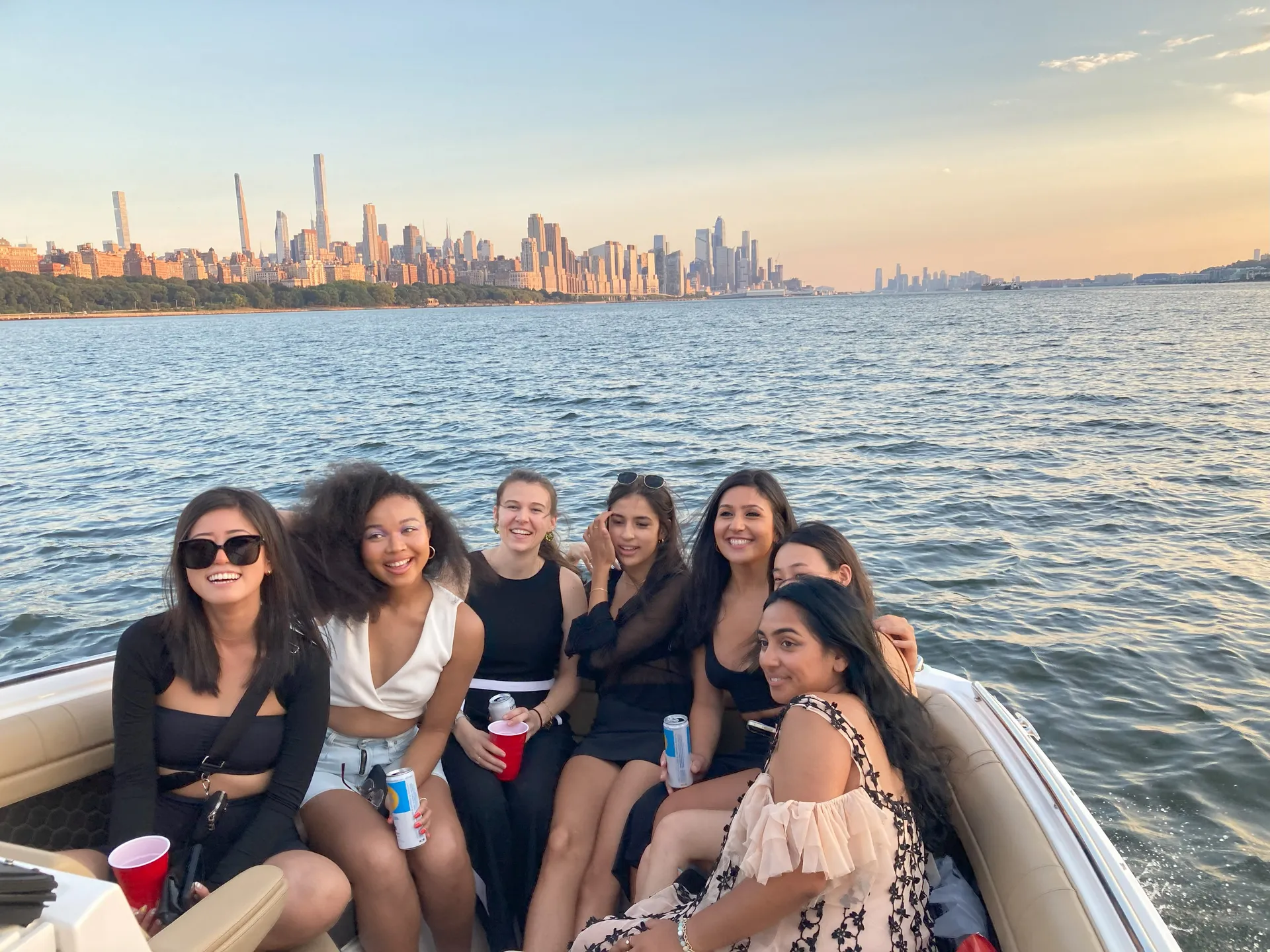 *Female Owned*-Manhattan #1 Luxury Yacht- 8 Passengers