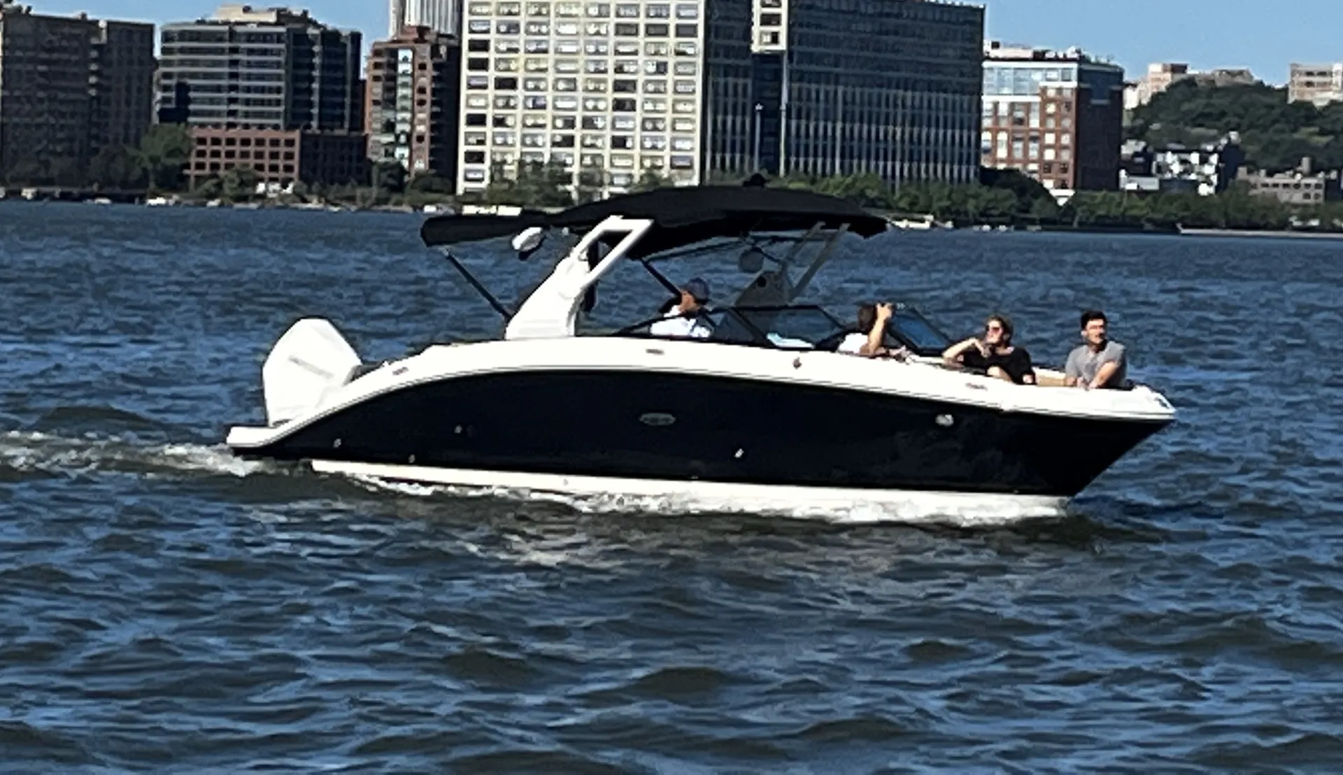 *Female Owned*-Manhattan #1 Luxury Yacht- 8 Passengers