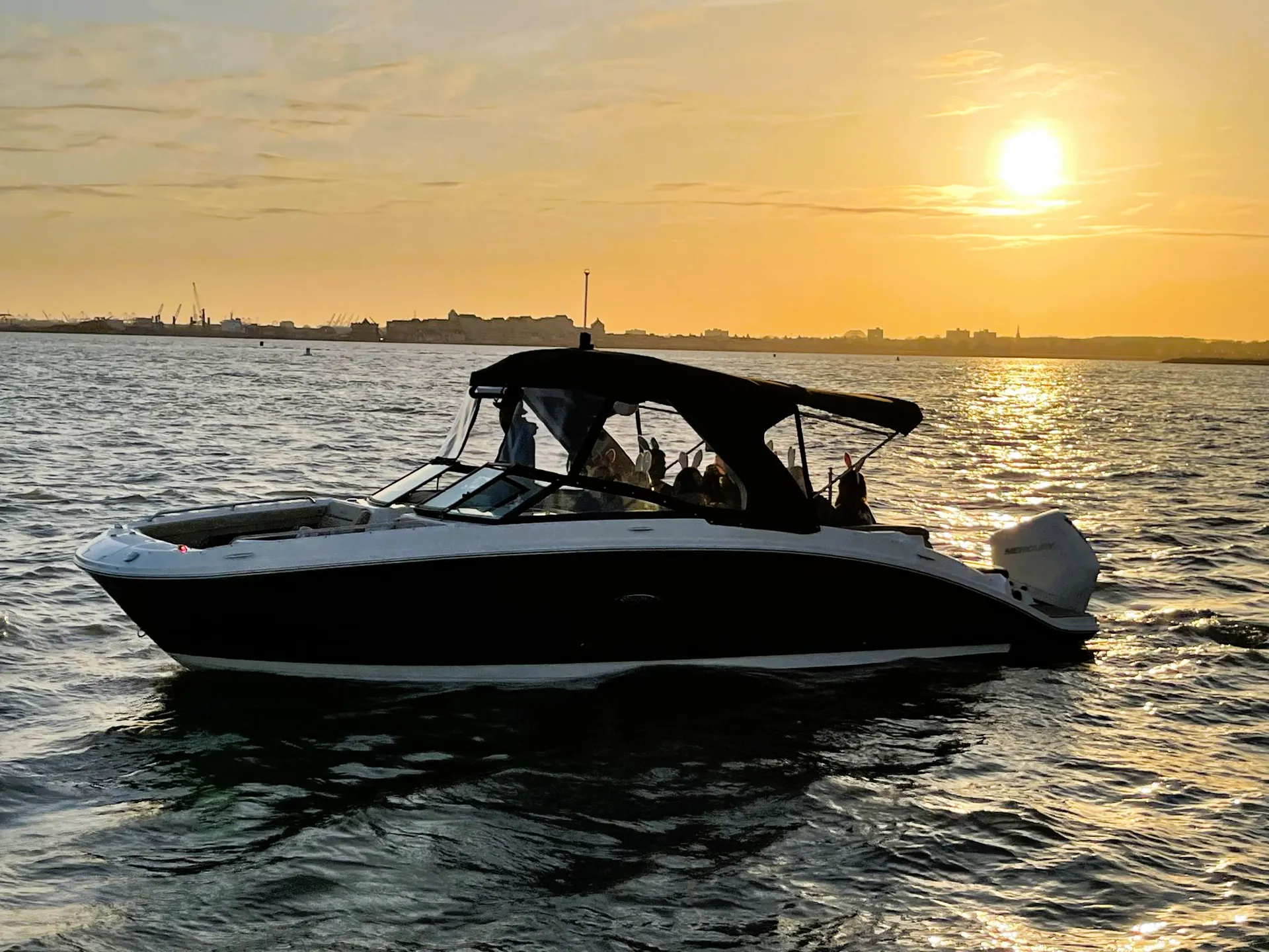 *Female Owned*-Manhattan #1 Luxury Yacht- 8 Passengers