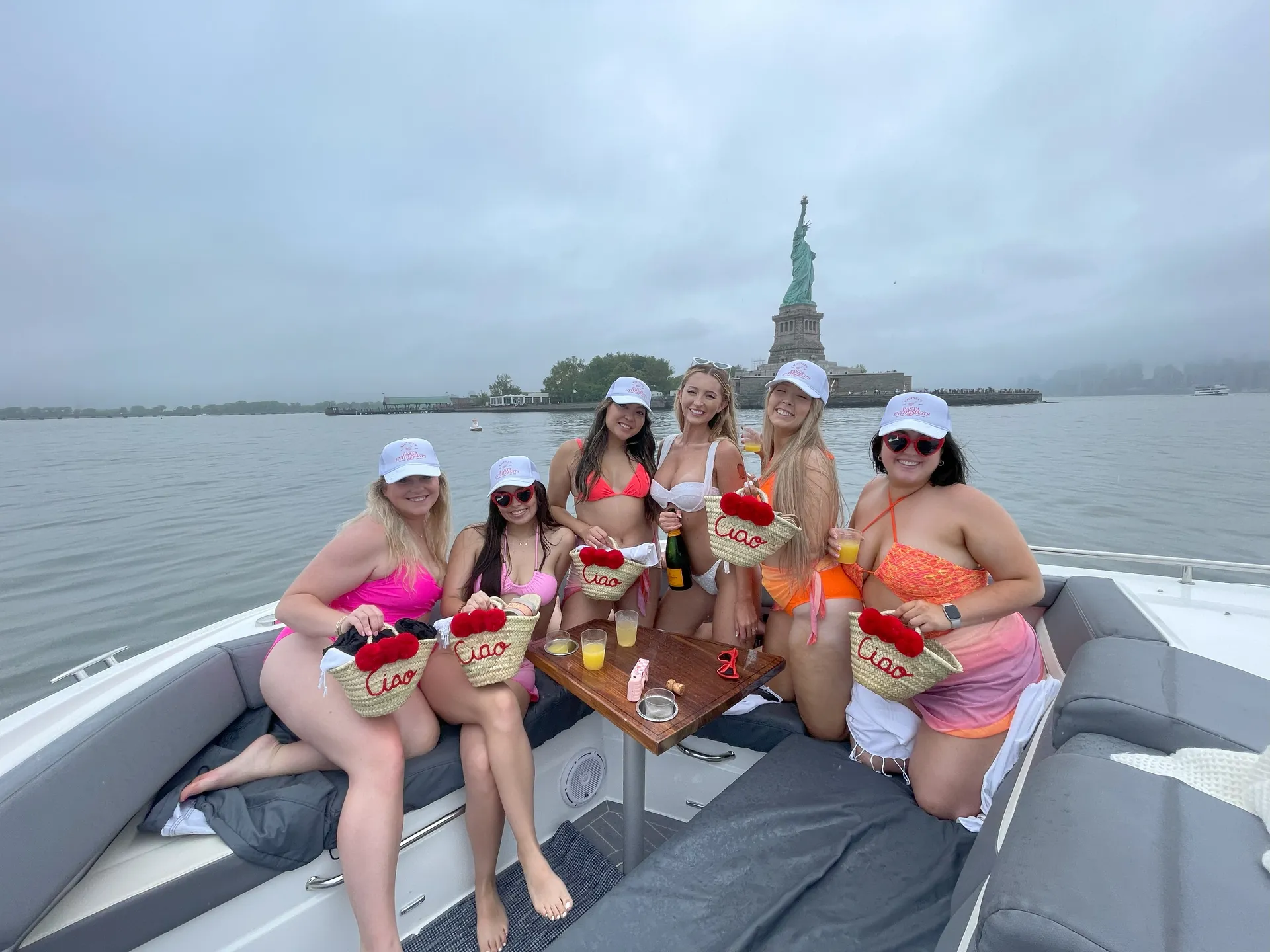 *Female Owned*-Manhattan #1 Luxury Yacht- 12 Passengers 