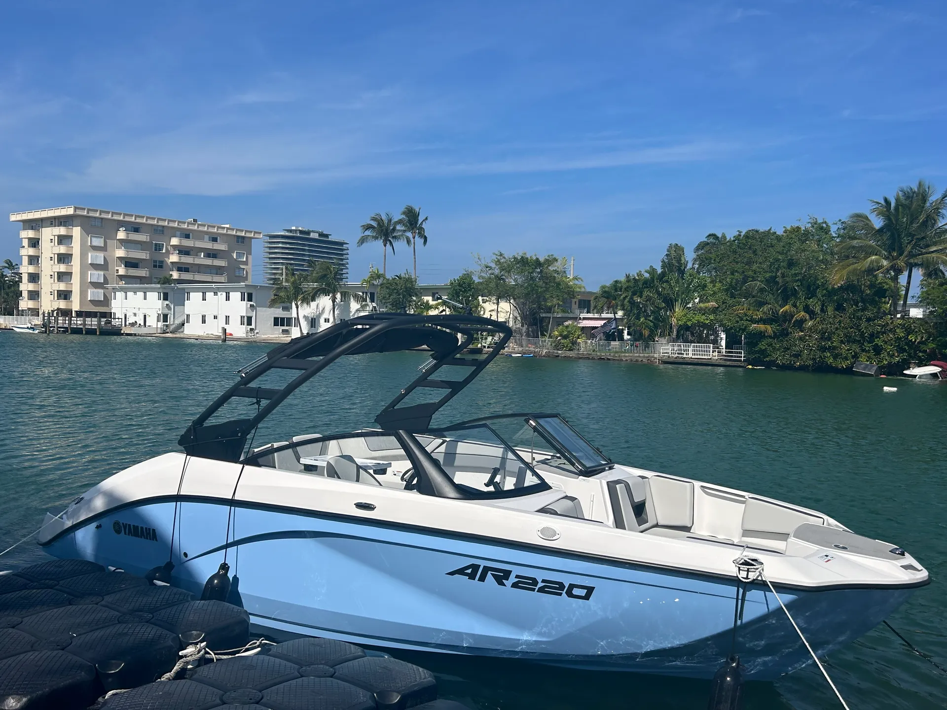YAMAHA AR220 in Miami Beach, FL — photo 2