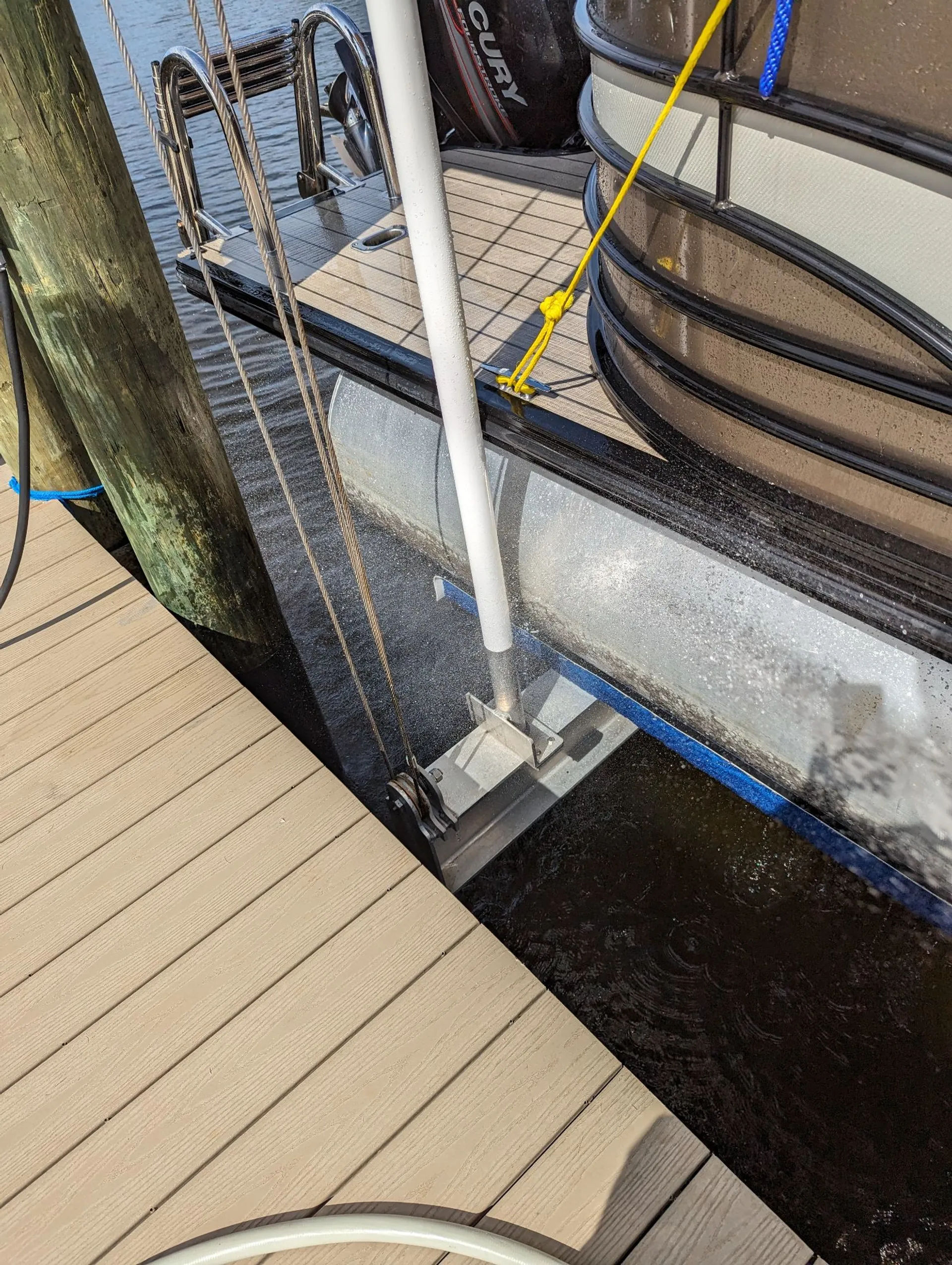 LUXURY 24ft Tri-toon (3) Pontoon Boat rental. Captain available