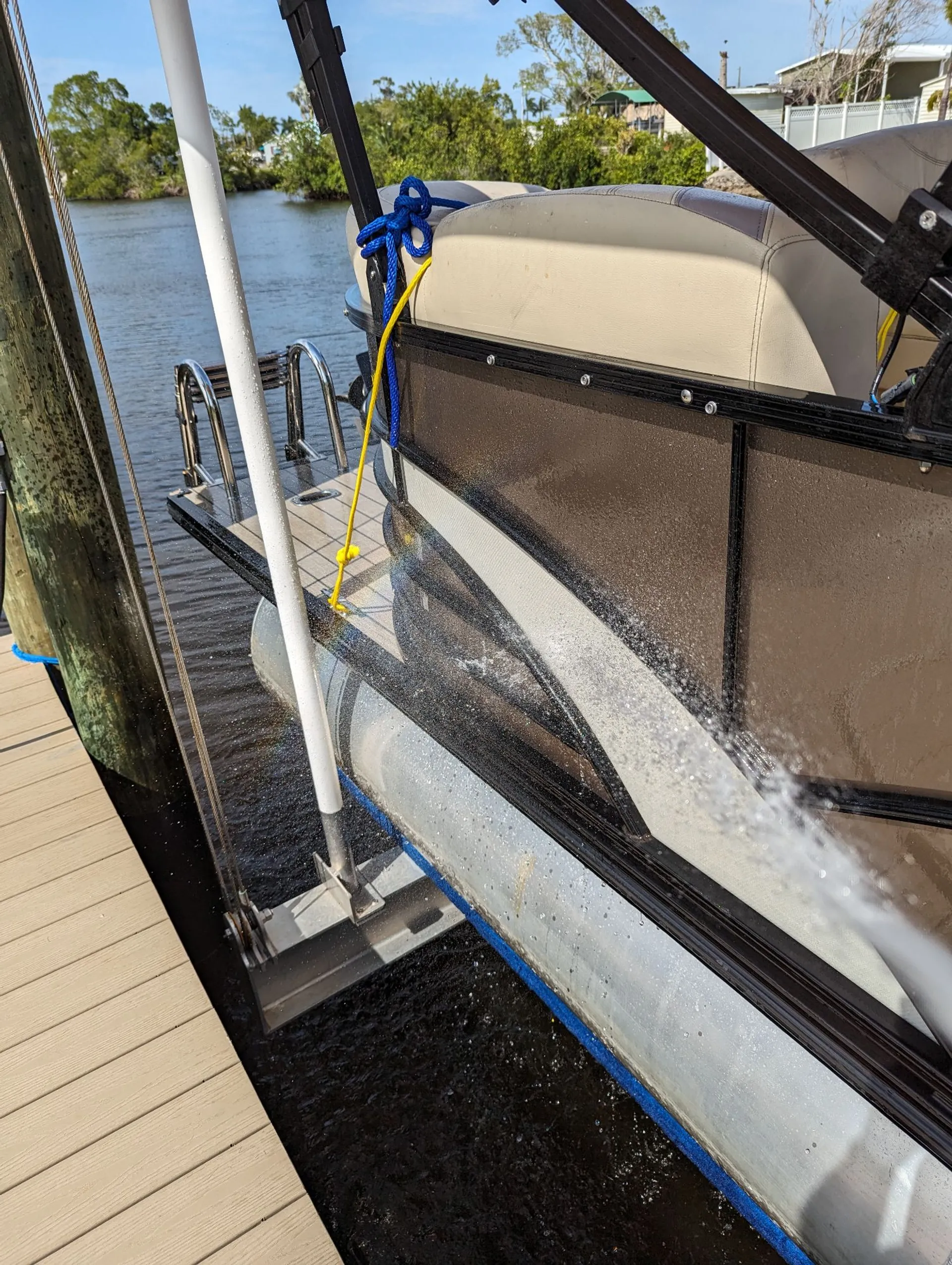 LUXURY 24ft Tri-toon (3) Pontoon Boat rental. Captain available