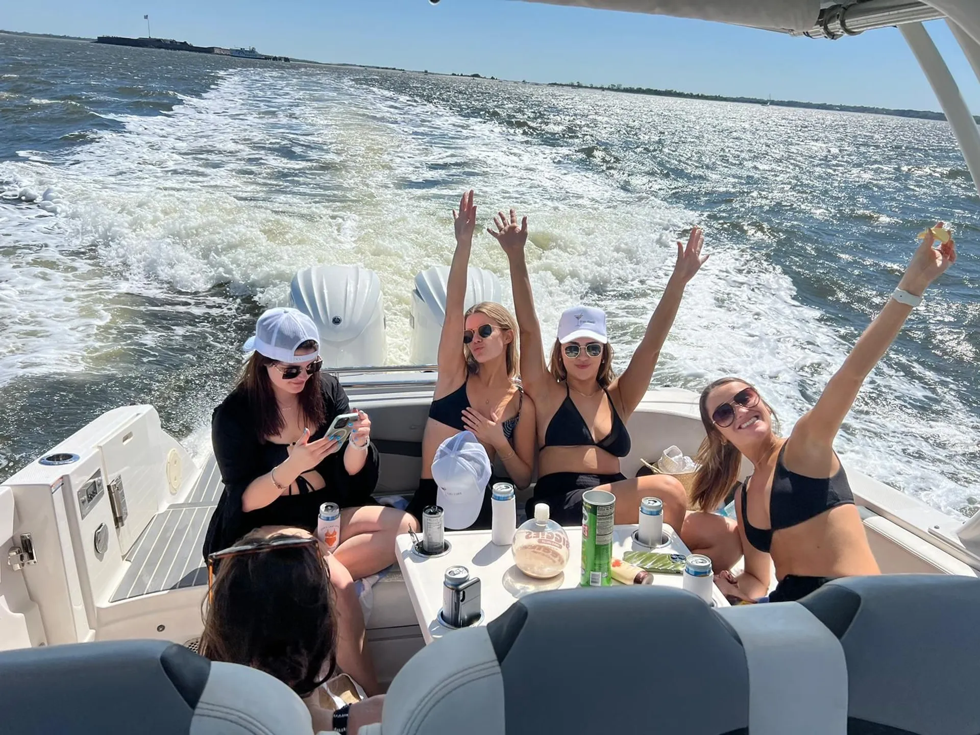 Luxury 31ft Yacht – Perfect for Bachelorette Parties & Entertaining