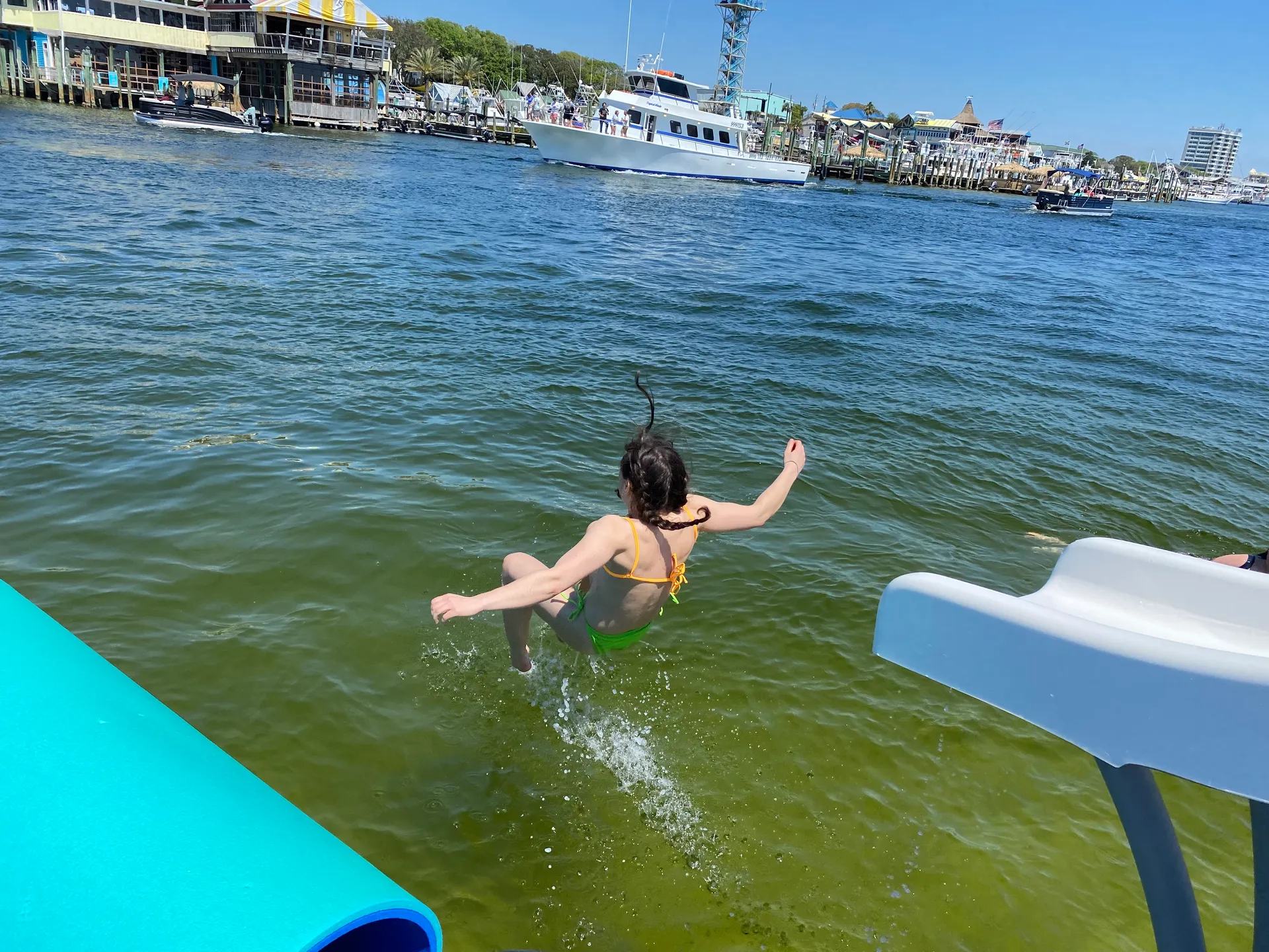 Tiki Themed Hula-Mama 30 ft pontoon 2slides 150 HP Fuel Included 