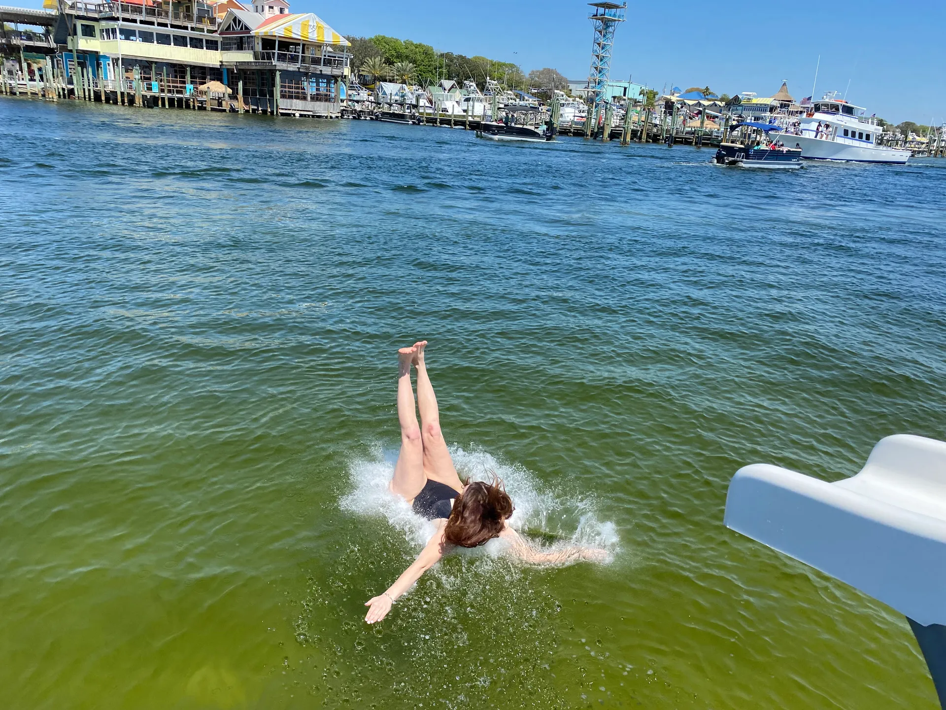 Tiki Themed Hula-Mama 30 ft pontoon 2slides 150 HP Fuel Included 